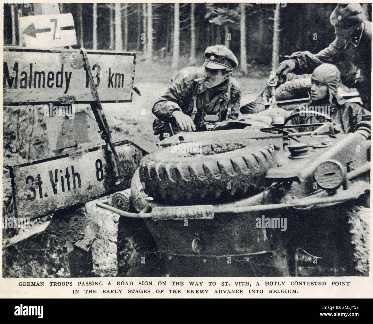 Deutsche Infanterie in einem Jeep nahe St. Vith, in den frühen Stadien der Ardennenschlacht, Dezember 1944. Die "Ardennenschlacht" war die letzte große Nazi-Offensive an der Westfront während des Zweiten Weltkriegs und führte, obwohl sie anfangs erfolgreich war, zu großen Verlusten in Deutschland. Dieses Foto wurde von einer deutschen Filmeinheit während der deutschen Offensive aufgenommen. Der Film wurde dann während der alliierten Gegenoffensive aufgenommen. Stockfoto