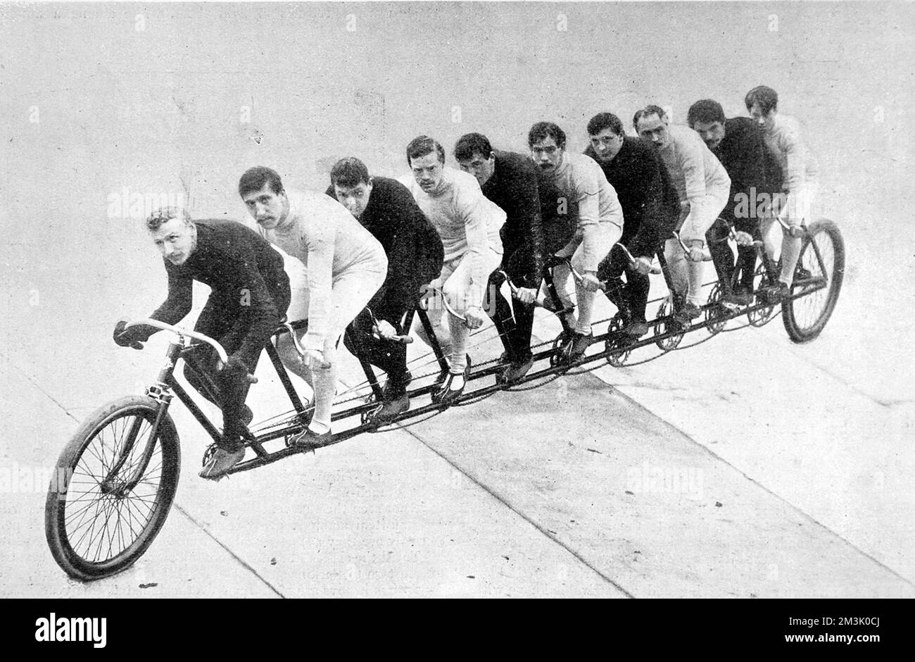 Das „Decemptuple“, 10-Sitzer-Fahrrad 1898 Stockfoto