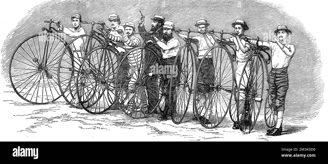 Die Wettbewerber und ihre „Penny Farthing“-Fahrräder zu Beginn des Bath to London Bicycle-Rennens. Sie werden auf Anweisung des Starters gezeigt, wobei die Startpistole hochgehalten wird. 1874 Stockfoto