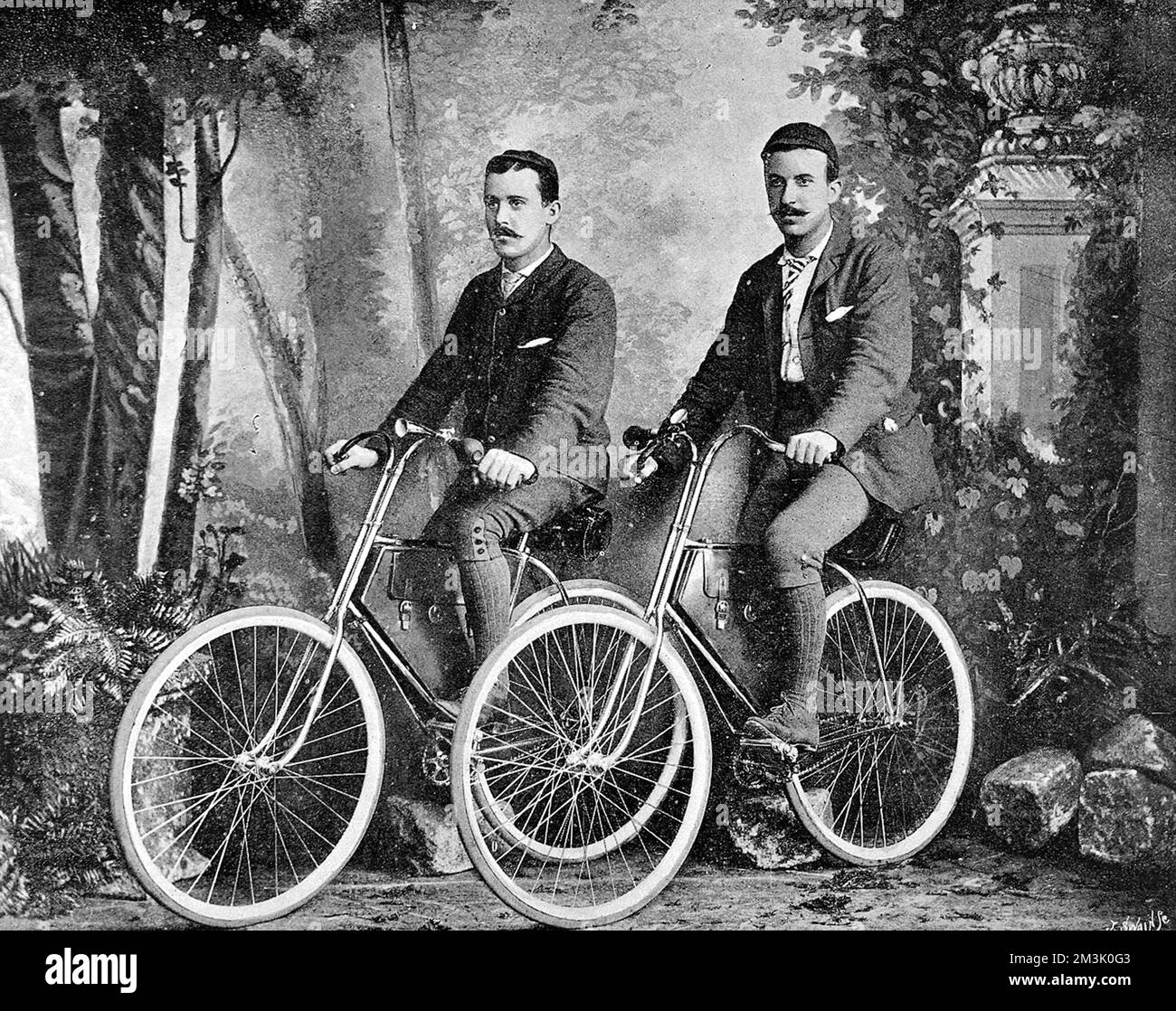 Thomas G. Allen und William L. Sachtleben, zwei Studenten der Washington University, die beabsichtigten, mit ihren "sicheren" Fahrrädern 1890 um die Welt zu reisen. Im September dieses Jahres verließen sie London nach Paris, dann nach Konstantinopel (Istanbul) und quer durch Asien nach Peking. Stockfoto