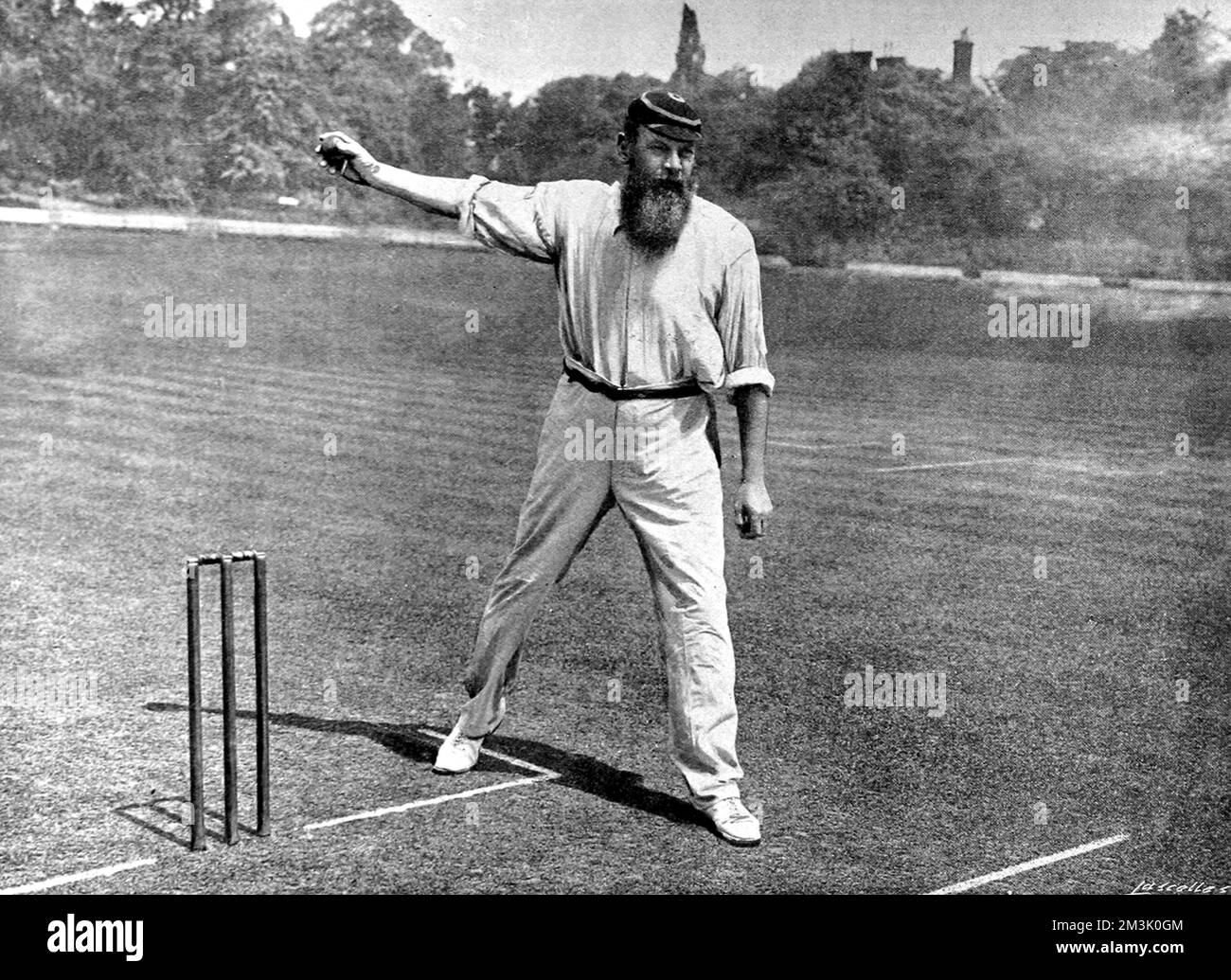 Dr. William Gilbert Grace (1848 - 1915), Bowling auf dem Kricketplatz Crystal Palace, London. Grace war wohl der beste Cricketspieler seiner Zeit, erzielte 126 erste-Klasse-Jahrhunderte und nahm 2876 Wickets, spielte für England und Gloucestershire. Stockfoto