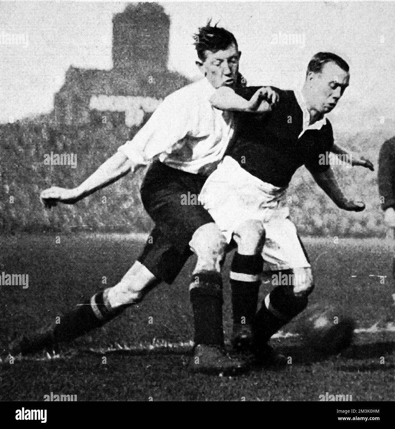 Das Foto zeigt Hill of England (links) und Gallacher of Scotland, die während der British International Championship 1926 um Besitz kämpfen. Die diesjährige Meisterschaft bestand aus Schottland, England, Wales und Nordirland, wobei Schottland alle Spiele gewann und die Meisterschaft und England den „Holzlöffel“ sammelte. Datum: 1926 Stockfoto