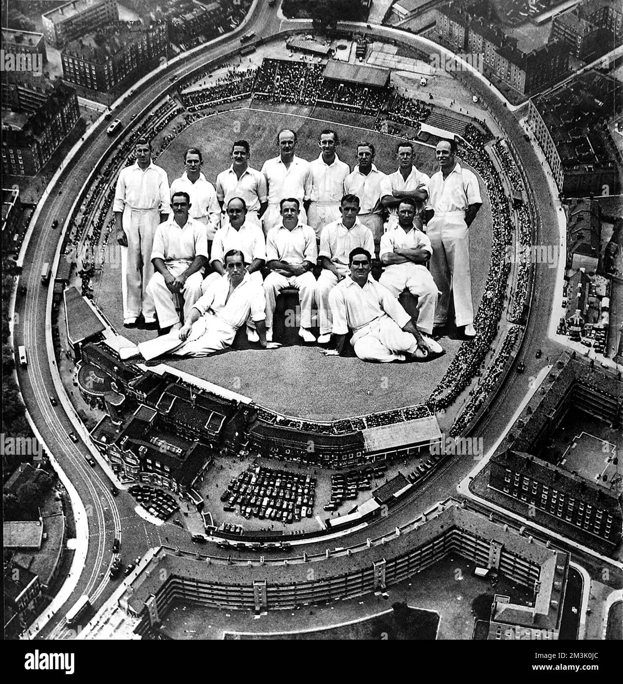 Fotomontage des australischen Cricket-Teams, das 1938 England bereiste und sich auf den Oval Cricket Ground in Kennington, London, aufsetzte. Die Australier gewannen in diesem Jahr die Testserie und hielten damit die „Asche“. Hintere Reihe, von links nach rechts: E.C. McCormick, M.G. WARTE, L. O'B. Fleetwood-Smith, W.J. O'Reilly, E.S. Weiß, F.A. Ward, W.A. Braun, J. Fingleton. Mittlere Reihe, von links nach rechts: S. Barnes, S.J. McCabe, D.G. Bradman (Kapitän), B.A. Barnett, C.W. Walker. Erste Reihe, von links nach rechts: A.L. Hassett, C.L. Badcock. 1938 Stockfoto