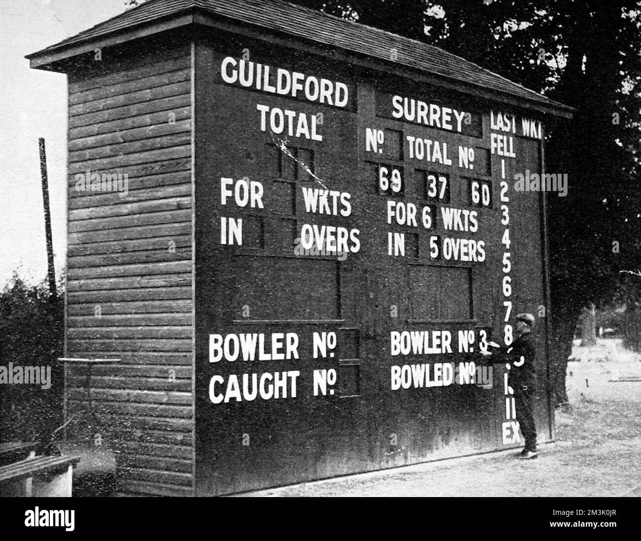 Das Foto zeigt die Anzeigetafel auf dem Guildford Cricket Ground, Veranstaltungsort des Spiels Surrey gegen Hampshire County Cricket 1938. Das Design dieser Anzeigetafel wurde vom Sydney Cricket Ground, New South Wales, Australien, kopiert und damals als „Anzeigetafel De Luxe“ beschrieben. Datum: 1938 Stockfoto