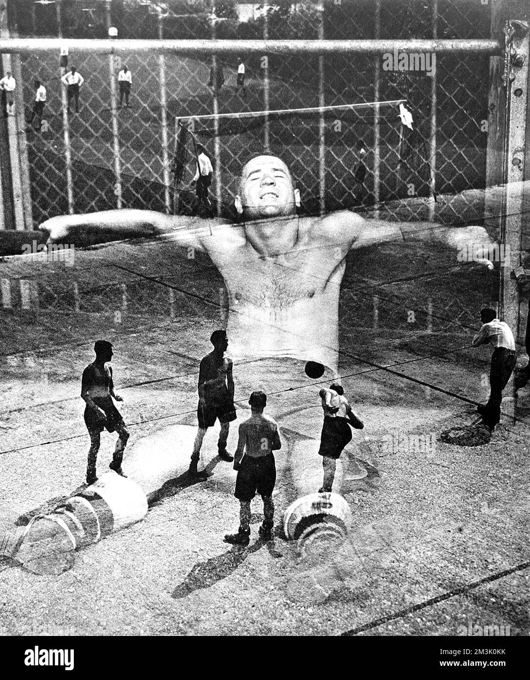 Die Fotomontage zeigt Alex James, den Arsenal-Mittelfeldfußballer, der sich in der Sonne entspannt, und eine Reihe kleinerer Figuren, die Fußball spielen. Der August 1933 war von einer starken Hitzewelle im Süden Englands geprägt, sodass all diese professionellen Fußballer unter (damals) ungewöhnlichen Bedingungen für Großbritanniens beliebtesten Wintersport trainieren mussten. Datum: 1933 Stockfoto