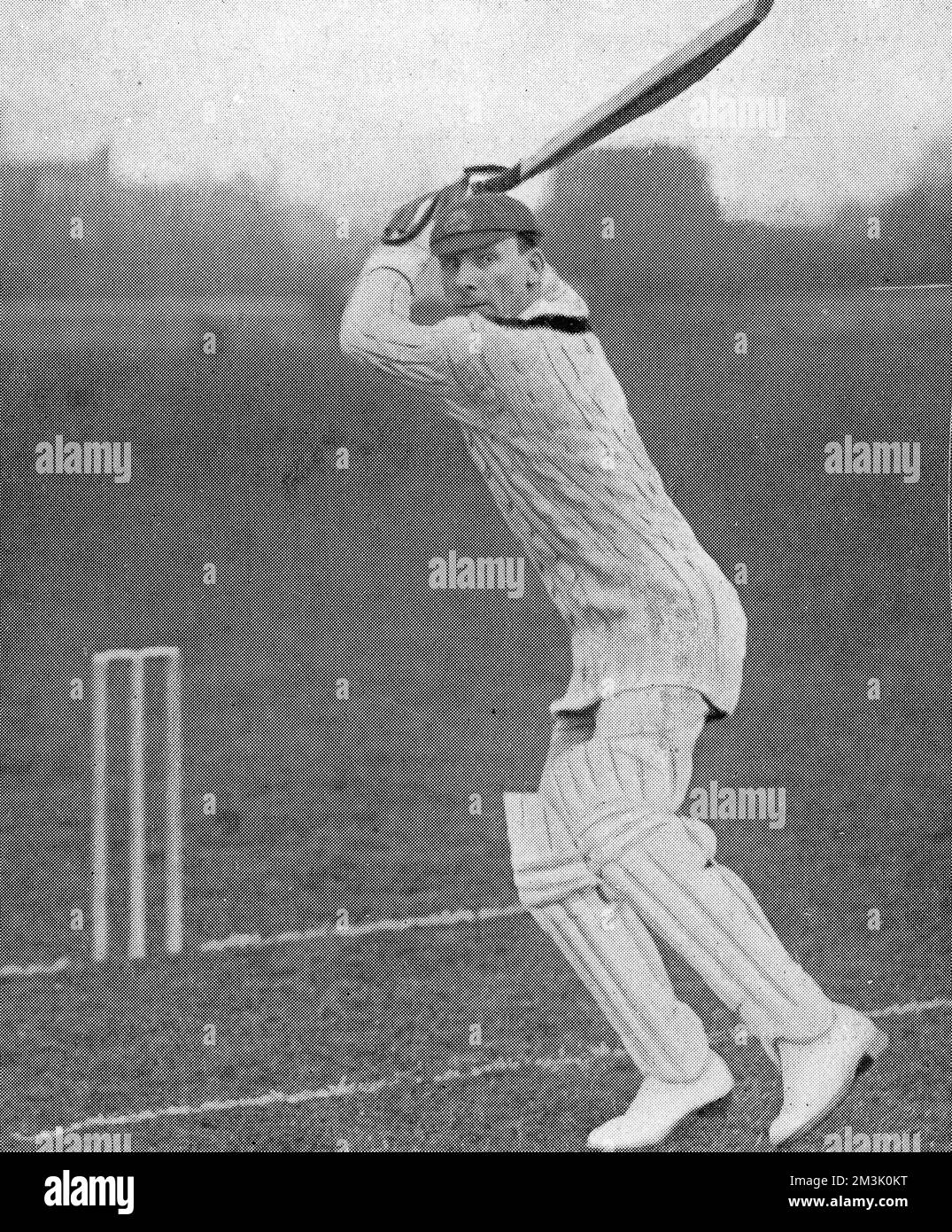 Foto von Jack Berry Hobbs (1882-1963), dem Schlagmann von Surrey und England, in Angriffsposition in der Saison 1924. Hobbs war der erste Cricketspieler, der W.G. übertroffen hat Graces Rekord von 126 Jahrhunderten erster Klasse, der schließlich 199 Jahrhunderte mit durchschnittlich 50,70 aufnahm. Datum: 1924 Stockfoto