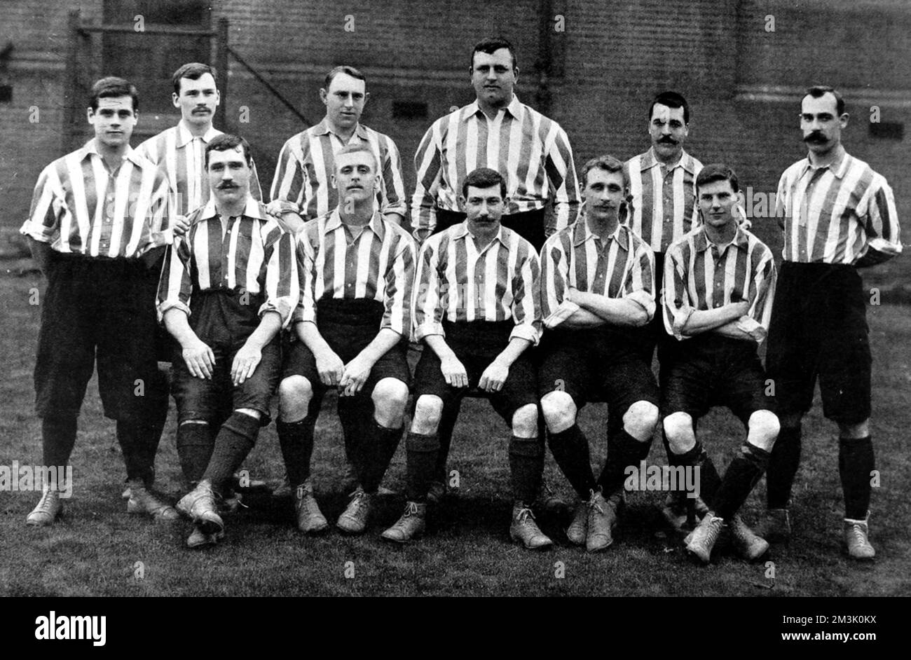 Foto des Fußballteams Sheffield United in der Saison 1901-1902. In dem Jahr haben sie Southampton geschlagen, um die F.A. zu gewinnen Becher. Die fotografierten Spieler waren: Stehend, von links nach rechts: B. Wilkinson, H. Johnson, H. Thickett, W. Foulke, P. Boyle, G.A. - Hedley. - Was? Sitzend, von links nach rechts: W. Bennett, A. Common, E. Needham (Kapitän), F. Priest, Bert Lipsham. Datum: 1902 Stockfoto