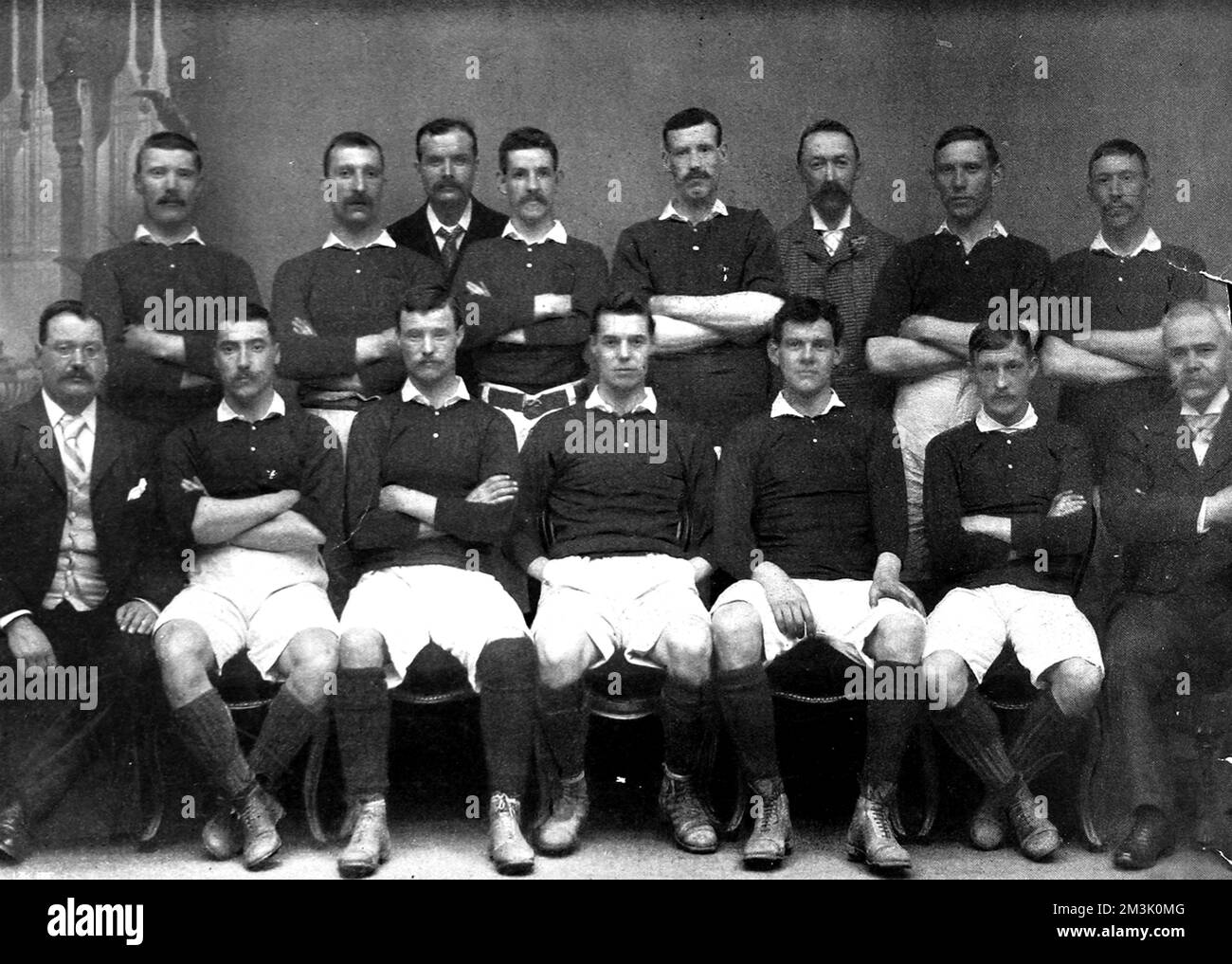 Die Scotland International Football Team wurde 1897 für das Spiel gegen England ausgewählt. Am 3.. April besiegten sie England bei der British International Championship mit 2-1 Punkten. Das Bild zeigt: Hintere Reihe, von links nach rechts: N. Smith (Rangers), J. Patrick (St. Mirren), J. Aitkin (Trainer), J. Bell (Everton), T.Hyslop (Rangers), J.K. McDowall (Sekretär der SFA), G. Allan (Liverpool), H. Wilson (Sunderland). Erste Reihe, von links nach rechts: W. Crichton (Präsident der SFA), J. Cowan (Aston Villa), J. Miller (Rangers), W.A. Lambie (Queen's Park), D. Doyle (Celtic), N. Gibson (Rangers), D. McKenzie (Vice Stockfoto