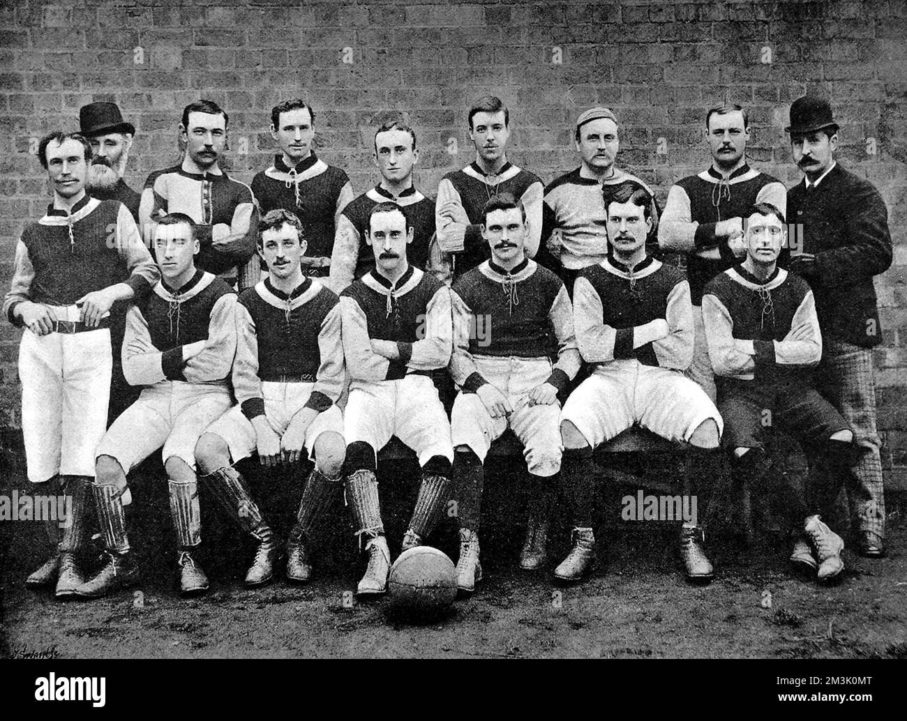 Aston Villa Football Club in der Saison 1891-1892. Das Bild zeigt: Hintere Reihe, von links nach rechts: G. Campbell (links halb hinten), ein unbekannter bärtiger Mann, W. Dickson (Mitte vorn), A. Hinchley (Torhüter), J. Baird (links hinten), C. Hare (innen oder außen rechts), R. Oxenbould (Trainer), W. Evans (rechts hinten rechts), G.B. Ramsey (Sekretärin). Erste Reihe, von links nach rechts: Jas. Cowan (Mitte, halb hinten), W.C. Athersmith (außen rechts vorn), J. Brown (rechts halb hinten), J. Devey (Mitte vorn), D. Hodgetts (innen oder außen rechts), L. Campbell (außen links vorn). 1891 Stockfoto
