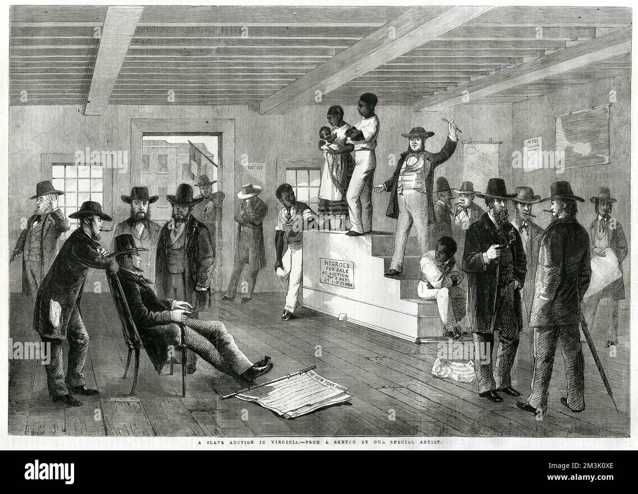 Ein Auktionsraum in Virginia, während einer Sklavenauktion 1861. Ein junges, schwarzes Sklavenpaar mit einem Baby steht auf einem Montageblock, während der Auktionator neben ihnen steht und den Bietern zuwinkt. Stockfoto
