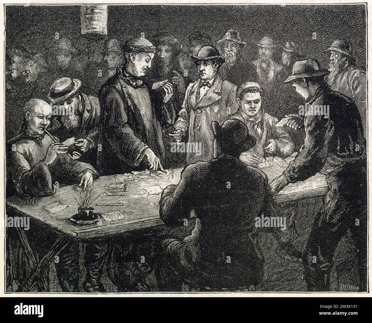 Eine Gruppe chinesischer Männer, in traditioneller Kleidung, und weiße Amerikaner, die spielen, San Francisco. Die Männer werden um einen Kartentisch versammelt gesehen, während ein Spiel läuft. Die Karten enthalten eine Auswahl an Markern, Papier und Stiften, um Tickets für die Lotterie zu erstellen. Stockfoto