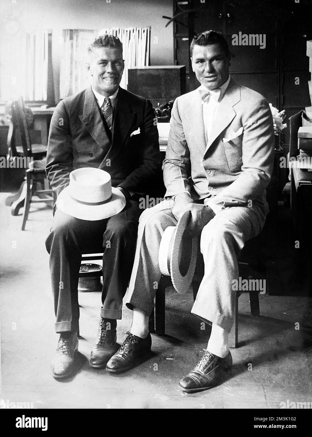 Gene Tunney (1897-1978) und Jack Dempsey (1895-1983), die amerikanischen Schwergewichtsboxer, die vor einem ihrer Kämpfe in den Jahren 1926-7 abgebildet wurden. Stockfoto