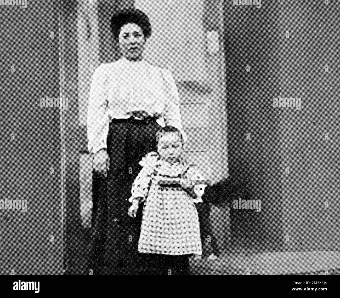 Foto einer japanischen Frau und ihres Kindes in westlicher Kleidung, was auf eine schnelle Integration nach der Einwanderung in die Vereinigten Staaten von 1907 hinweist. Datum: 1907 Stockfoto