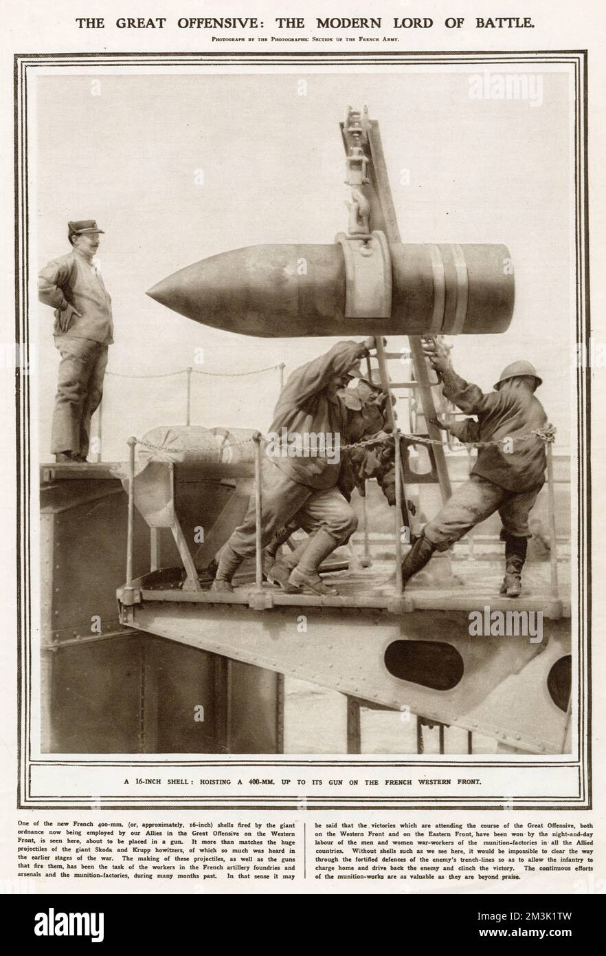 Französische Soldaten hissen eine Artillerieguss Stockfoto