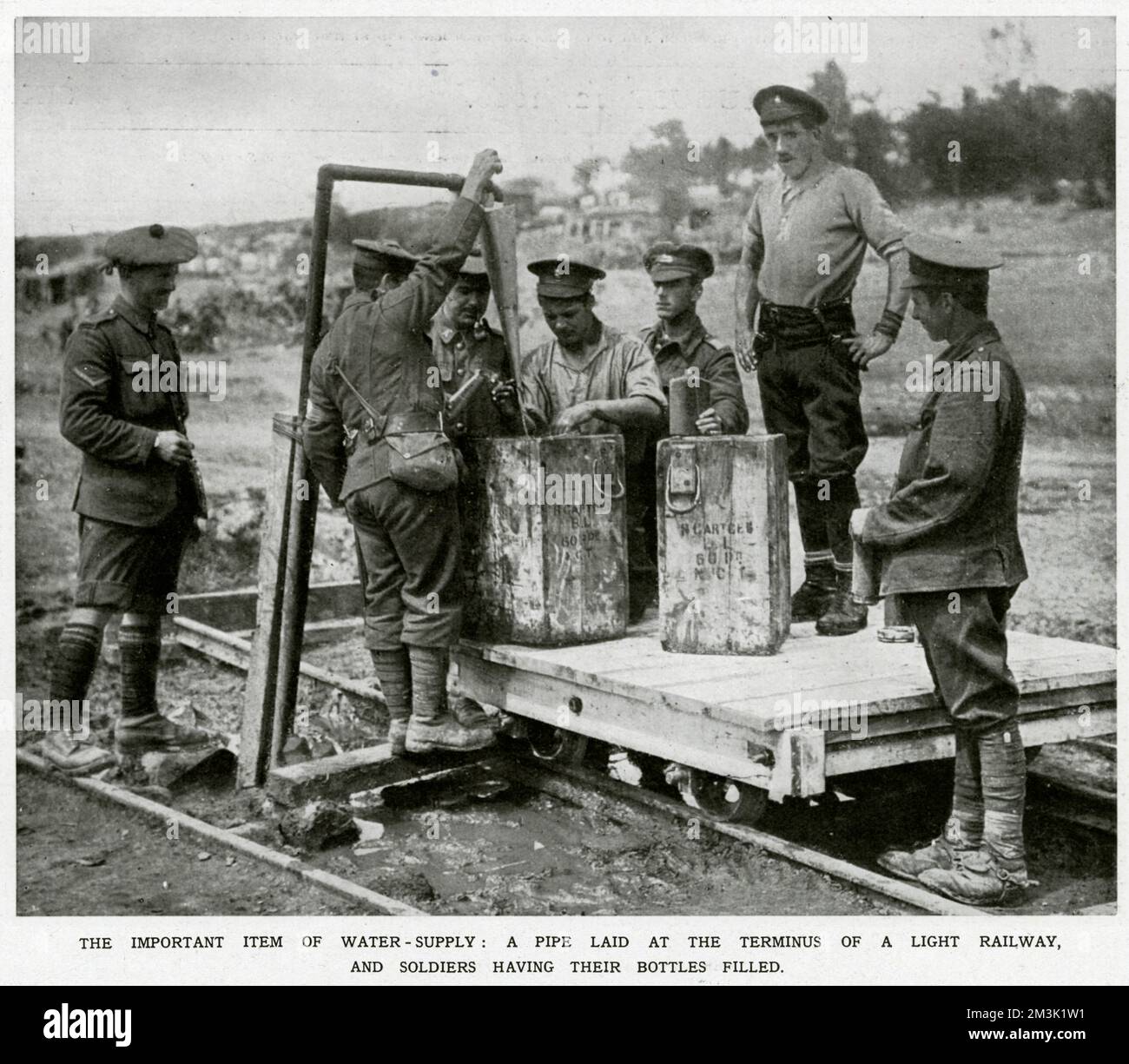 Britische Soldaten füllen ihre Wasserflaschen auf Stockfoto