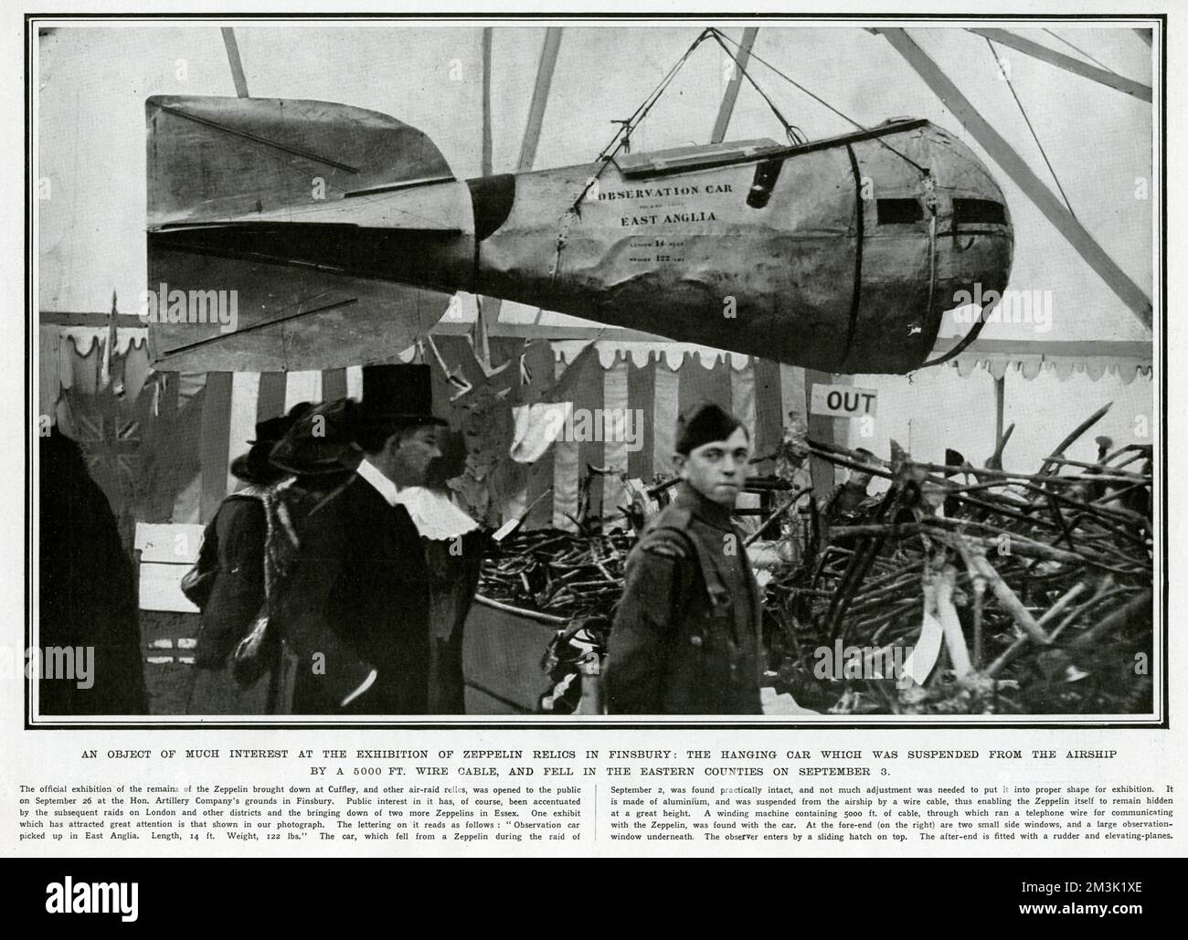 Ein deutscher Zeppelin-Beobachtungswagen fotografierte im Rahmen einer öffentlichen Ausstellung von Trümmern aus ganz Großbritannien. Das Aluminiumüberwachungsauto wurde an Kabeln unter dem Zeppelin aufgehängt und die beiden durch ein Telefonkabel miteinander verbunden, sodass die Crew den Boden sehen konnte, während das Luftschiff selbst in großer Höhe verborgen blieb. Datum: 1916 Stockfoto