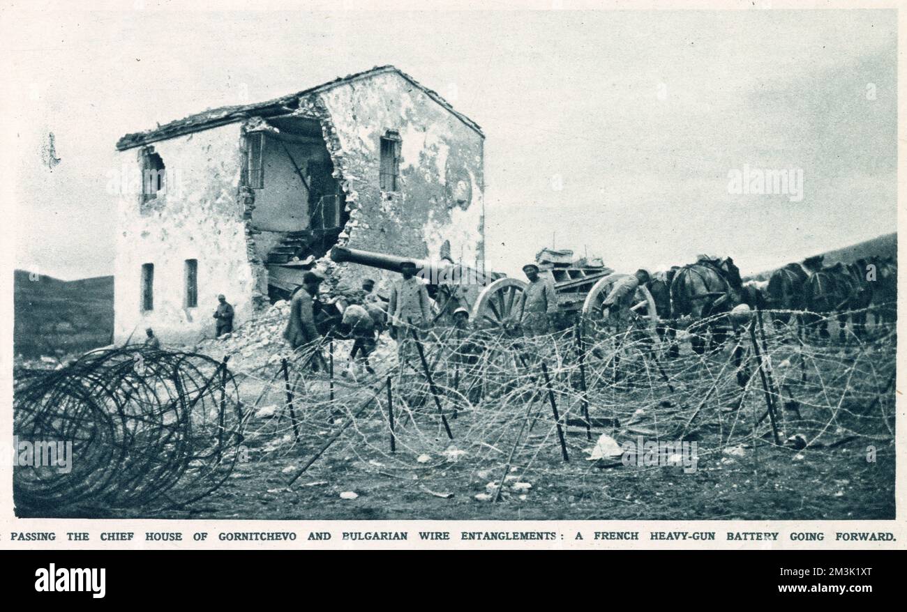 An der mazedonischen Grenze befindet sich eine französische Batterie mit schweren Waffen, die sich am 1916. Oktober an der Balkanfront bergauf durch Stacheldraht bewegt. Die Batterie war Teil der alliierten Armee mit Sitz im griechischen Hafen von Salonika, die sich im Kampf gegen die bulgarische Armee engagierte, die sich den Zentralmächten bei der Invasion Serbiens im Oktober 1915 angeschlossen hatte. Stockfoto
