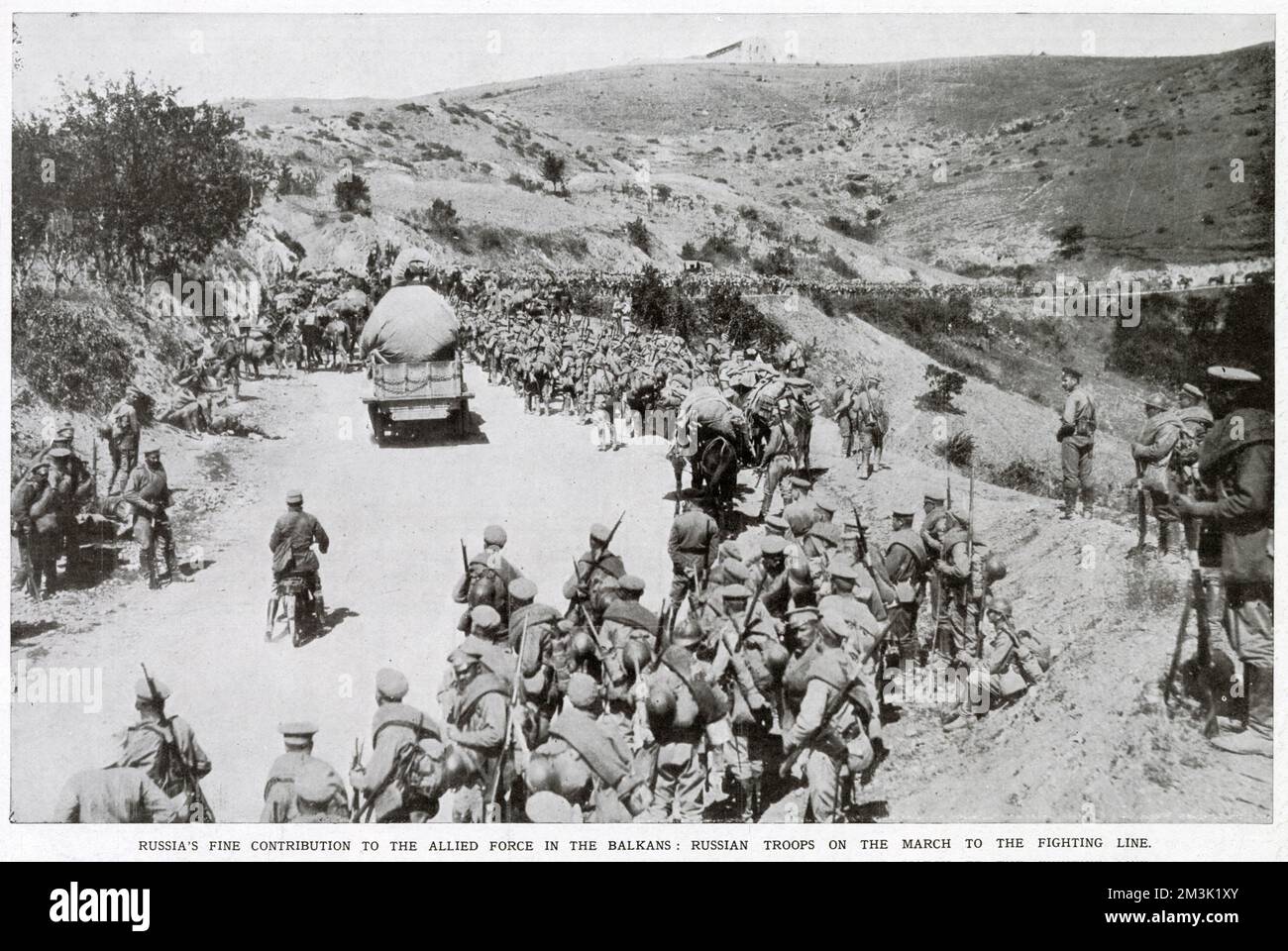 Russische Soldaten, die vor kurzem im Lager der Alliierten im griechischen Hafen von Salonika angekommen sind, marschieren in Richtung Balkanfront. Stockfoto