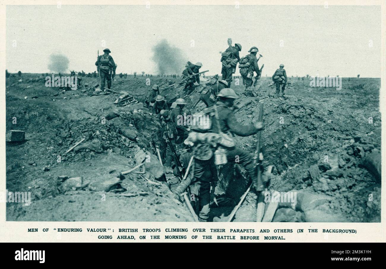 Britische Soldaten klettern während der Schlacht von Morval über die Attika ihres Grabens. Die Schlacht, die am 25.. September 1916 begann, war Teil der größeren britischen Offensive, die mit der Schlacht an der Somme im Juli begonnen hatte. Datum: 1916 Stockfoto