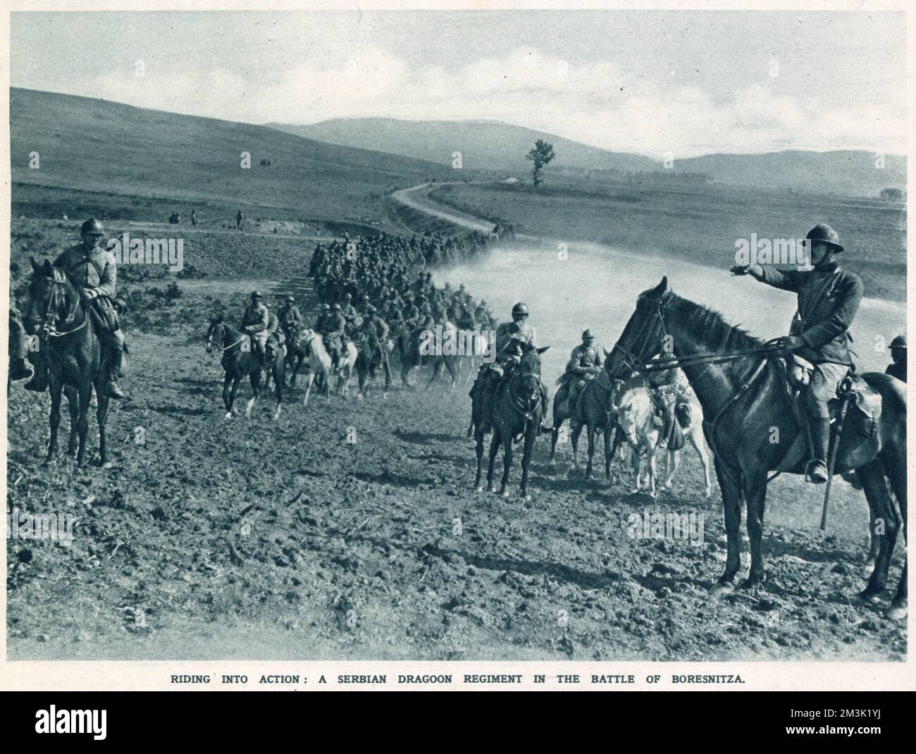 Ein serbisches Dragoon-Regiment, das Teil der alliierten Armee im griechischen Hafen von Salonika ist, reitet, um einen Angriff der bulgarischen Armee vom Oktober 1916 abzuwehren. Zu Beginn des Krieges hatte die serbische Armee der Invasion des österreichisch-ungarischen Reiches erfolgreich widerstanden, aber eine gemeinsame Offensive der Zentralmächte, einschließlich des neuen Bündnisses Bulgarien, zwang die serbische Regierung und Armee, im Dezember 1915 in das benachbarte Albanien zu fliehen und ins Exil zu gehen. Stockfoto