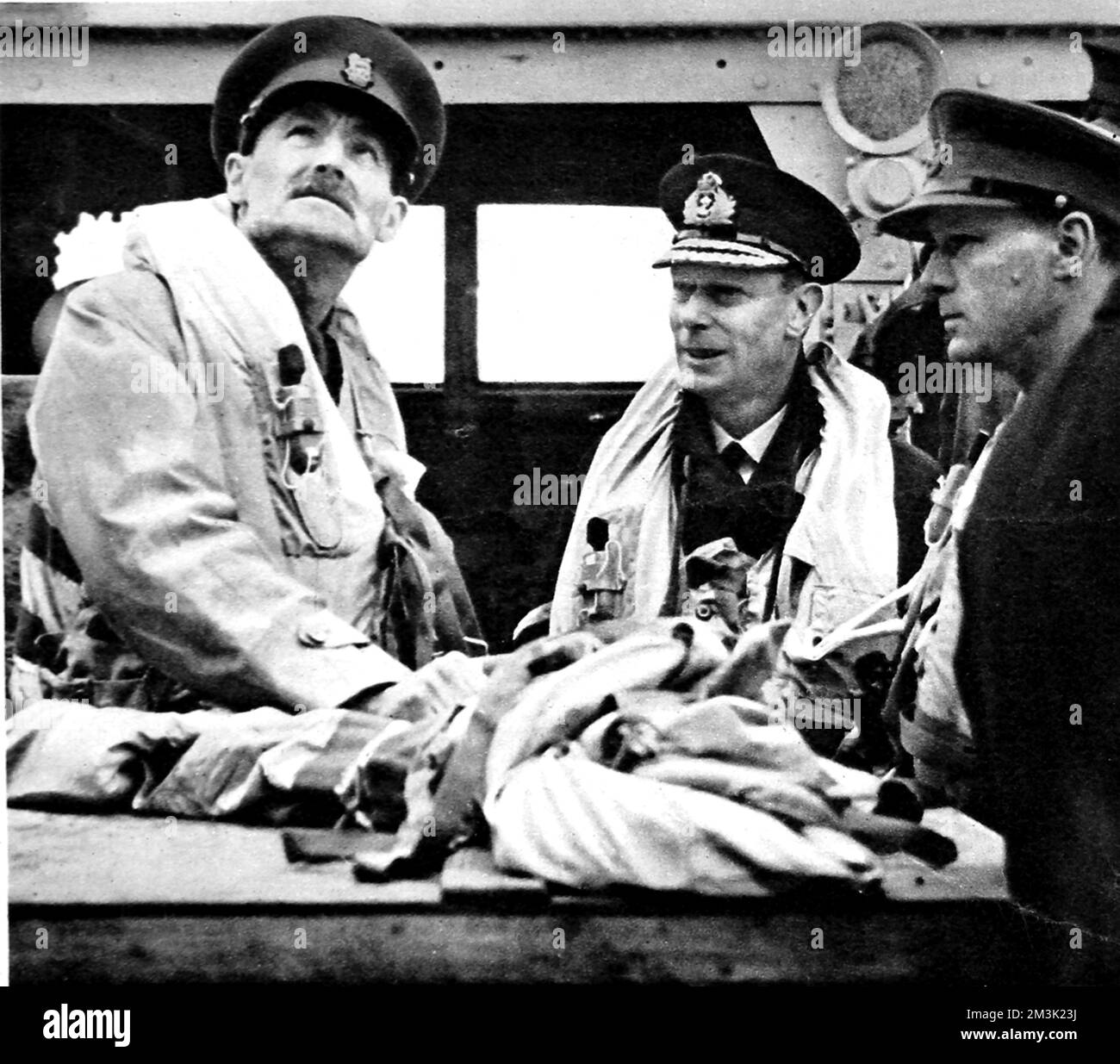 König George VI (Zentrum) mit Sir A. Lascelles (links) und Major-General Laycock auf der Brücke von HMS 'Arethusa', die den Ärmelkanal überquert, 16.. Juni 1944. Datum: 1944 Stockfoto