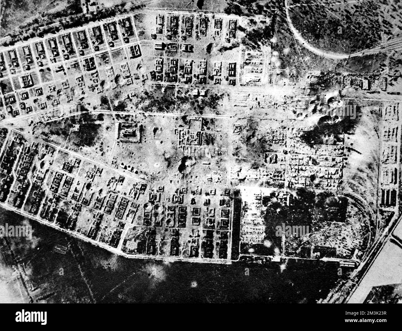 Luftfoto der zerstörten Sprengstoffwerke und Depots in Salbris, nahe Orleans, 1944. Dieses Depot befand sich im von den Nazis besetzten Frankreich und wurde von Bombern der Royal Air Force Lancaster kurz vor dem Fotografieren schwer überfallen. Datum: 1944 Stockfoto
