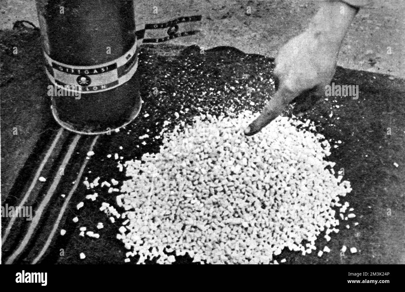 Einige Zyklon-B-Kristalle wurden im Konzentrationslager Majdanek in der Nähe von Lublin, Polen, 1944 gefangen. Majdanek wurde von 1941 bis 1944 von der Waffen-SS als Konzentrationslager geführt. Obwohl die Deutschen versuchten, die Beweise für ihre Gräueltaten im Lager zu vernichten, gab es zu viel zu verbergen, und die russische Armee nahm einen Großteil des Lagers intakt ein. Datum: 1944 Stockfoto