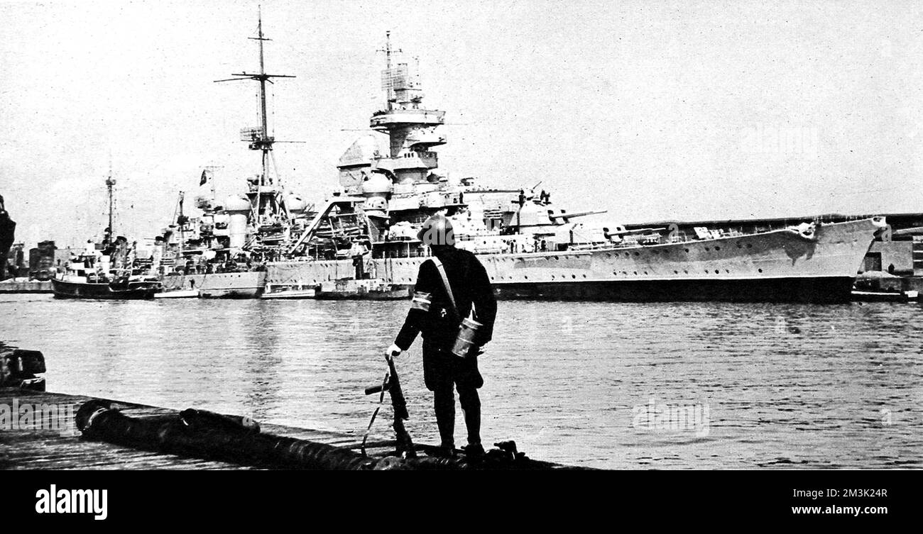 Das Foto zeigt den deutschen Kreuzer "Prinz Eugen" unter dänischer Wache im Hafen von Kopenhagen, nachdem sie sich am 9.. Mai 1945 der Königlichen Marine ergeben hatte. Datum: 1945 Stockfoto
