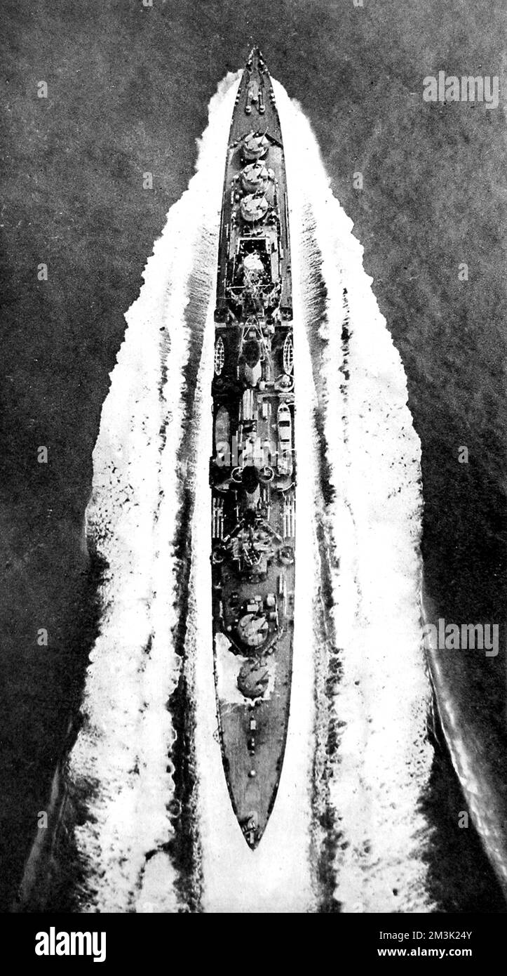 Luftaufnahme des Royal Navy Cruiser HMS „Argonaut“, der während des Zweiten Weltkriegs 1945 mit hoher Geschwindigkeit dampft. HMS „Argonaut“ war ein Kreuzer der Dido-Klasse von 5450 Tonnen, der zehn 5,25-Zoll-Kanonen aufsetzte. Datum: 1945 Stockfoto
