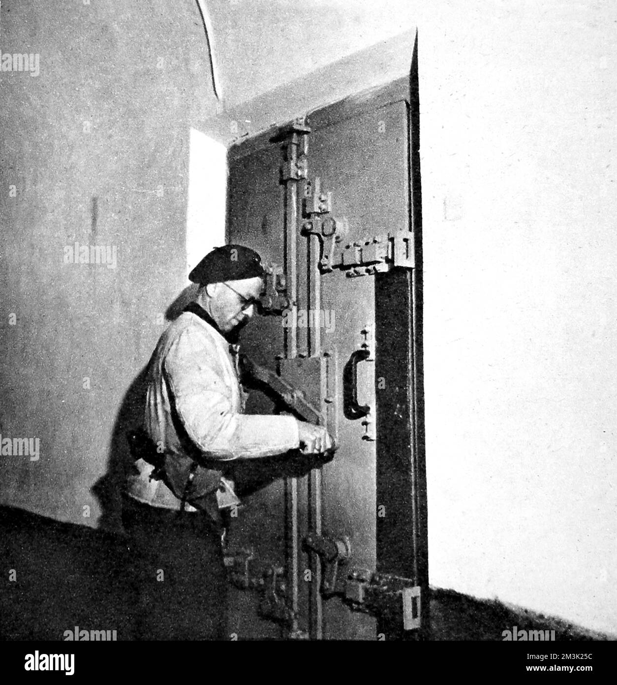 Foto mit der schalldichten, luftdichten, schweren Stahltür der Gaskammer in Breendonck Fort, Belgien, 1944. Diese Festung zwischen Brüssel und Antwerpen wurde von den Nazi-Sicherheitsdiensten während ihrer Besetzung Belgiens zwischen 1940 und 44 genutzt. Datum: 1944 Stockfoto