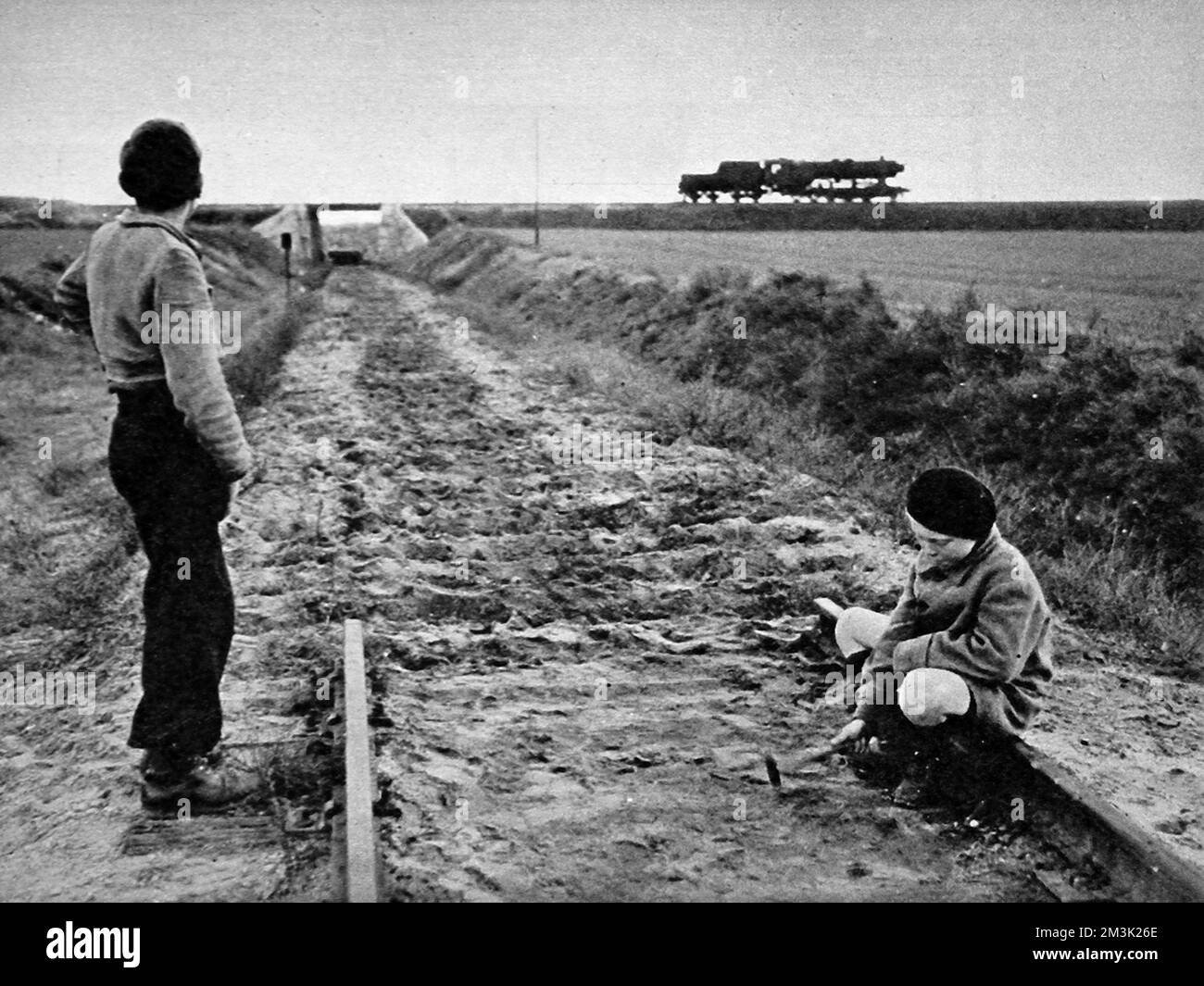 Deutsche Jungen auf einer stillgelegten Bahn, Berlin, 1948. Stockfoto