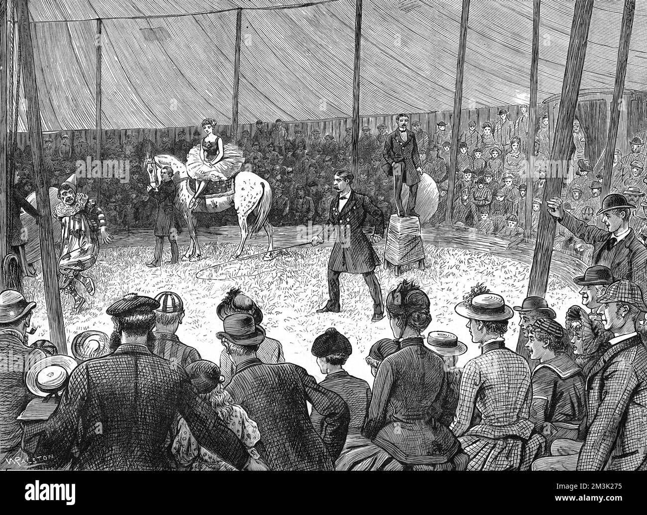Gravur einer laufenden Vorstellung während eines Zirkusbesuchs in einer englischen Landstadt, c.1886. Die Zuschauer sehen sich amüsiert an, wie der Ringmeister dem Clown mit seiner Peitsche eine Peitsche schlägt. 1886 Stockfoto