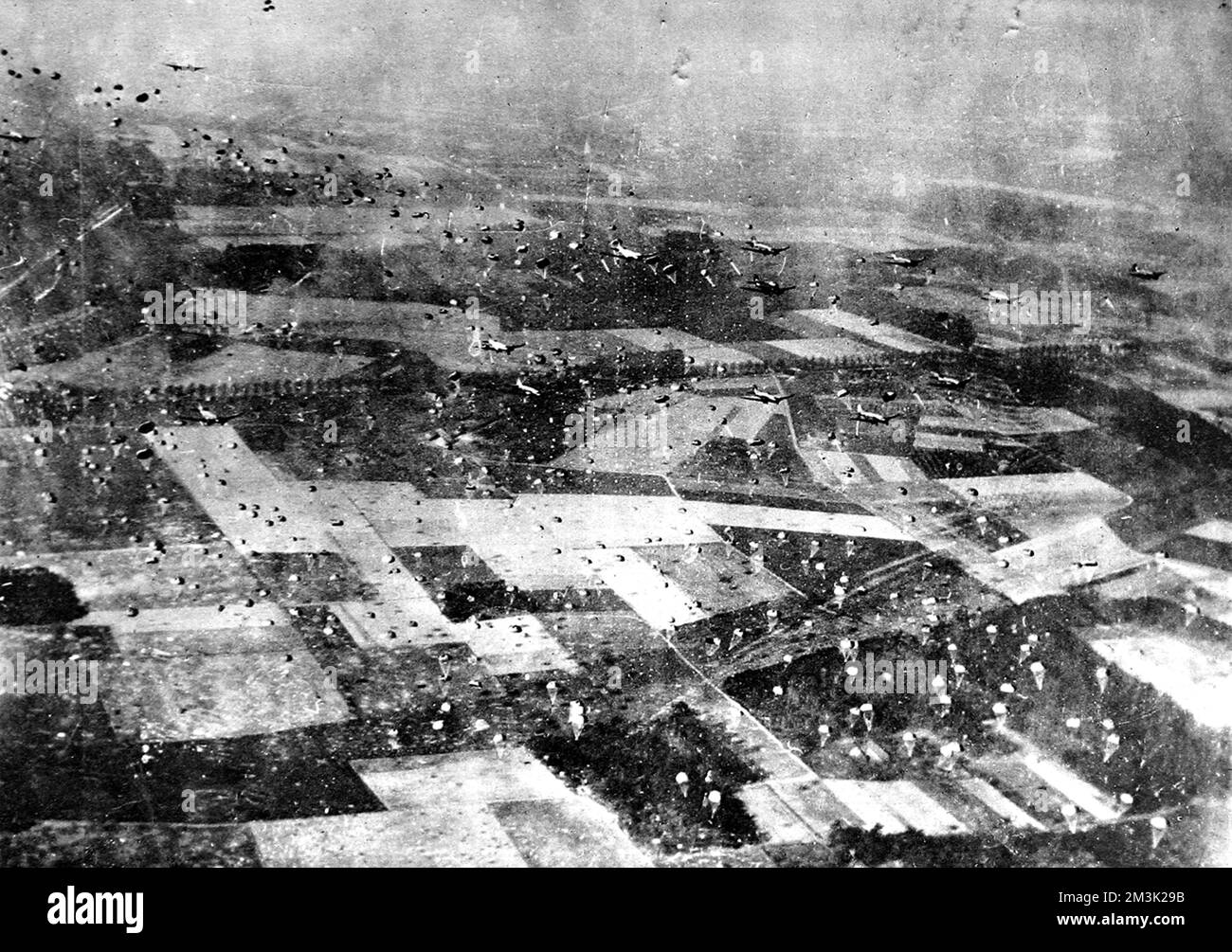 Alliierte Fallschirmjäger über Wesel; 2. Weltkrieg 1945. Stockfoto