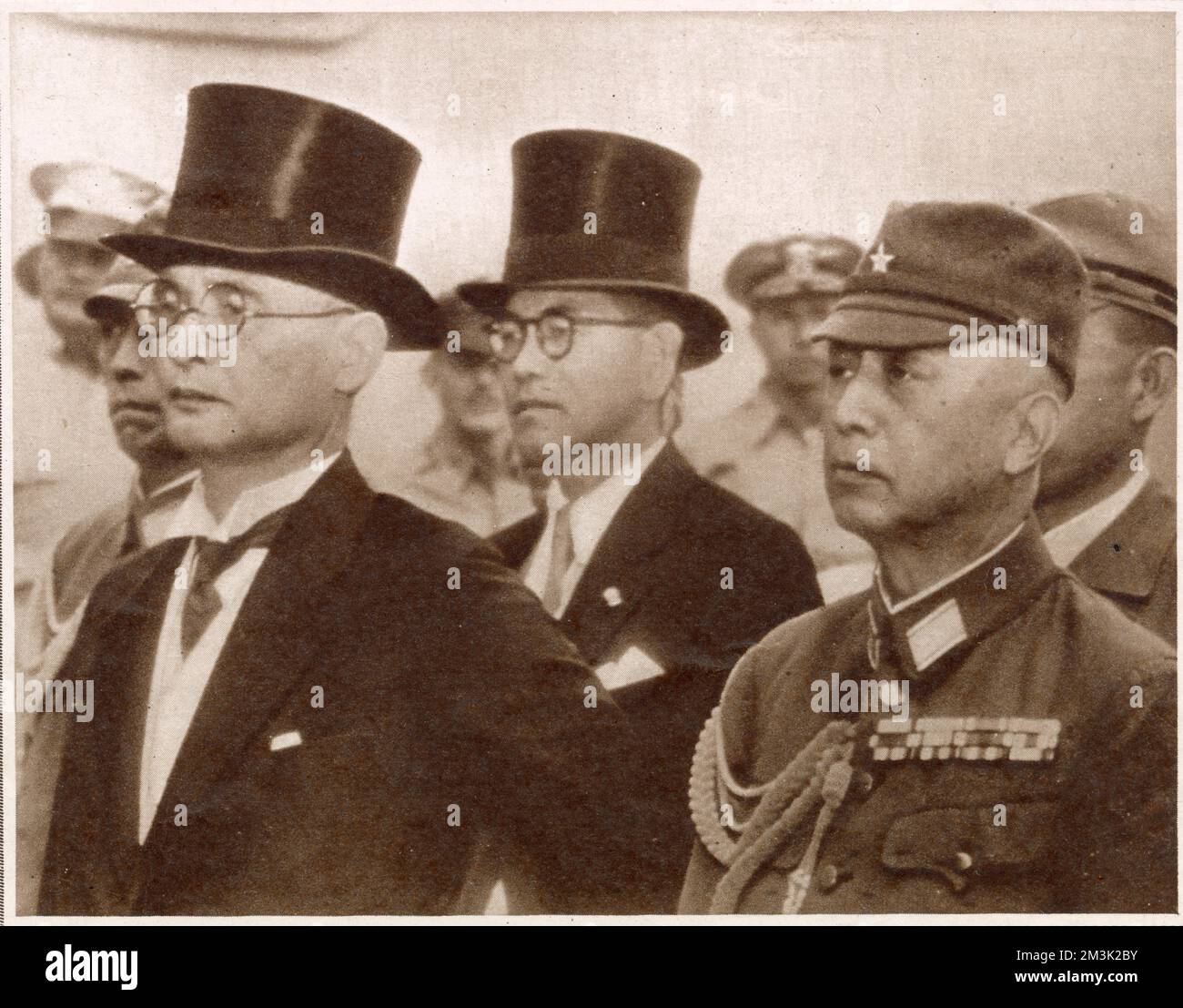 Außenminister Shigemitsu (links) und General Yoshi Umezu (rechts), die japanischen Unterzeichner der formellen Kapitulation des Japanischen Reiches, an Bord der USS „Missouri“, 2. September 1945. Stockfoto