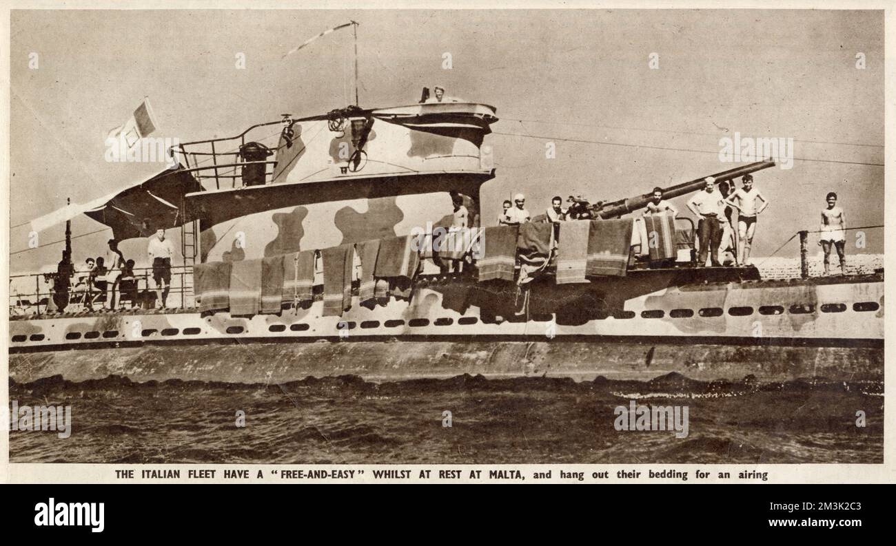 Die Besatzung eines italienischen U-Boots, die bei der Ankunft auf Malta im Jahr 1943 ihre Decken und Bettwäsche lüftete. Als Italien in diesem Jahr fiel, versuchte ein Großteil der italienischen Flotte, die alliierten Stützpunkte zu erreichen, um ihre Schiffe den Alliierten zu übergeben, anstatt sie den Deutschen zu überlassen. Stockfoto