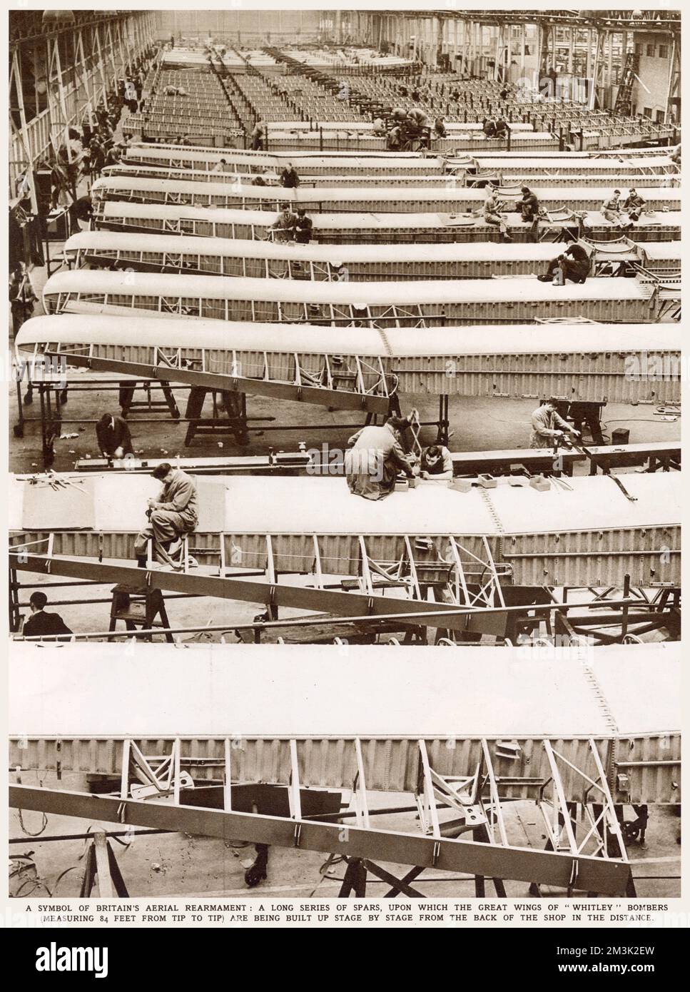 Ein riesiger Raum mit Whitley Bombers in Armstrong Whitworth in Coventry. Männer, die in der Ferne auf der Bühne von hinten nach vorn arbeiten, auf den langen Flügeln, die sich 84 Meter von der Spitze bis zur Spitze erstrecken. Stockfoto