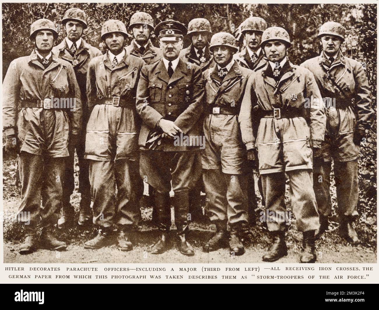 Adolf Hitler (1889 - 1945) (Zentrum) mit einer Gruppe deutscher Fallschirmjäger, denen er soeben das Eiserne Kreuz verliehen hatte. Stockfoto