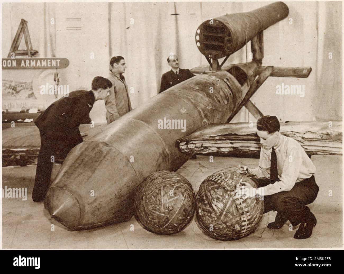 Eine deutsche V-1 'Flying Bomb', ausgestellt in einer Ausstellung in den Piccadilly-Ausstellungsräumen von Rootes Ltd., London, 1944. Die kreisförmigen Objekte im Vordergrund dieses Bildes wurden aus dem V-1 entfernt und enthielten früher Druckluft, die die Raketen-Autokreiseln angetrieben hat. Stockfoto
