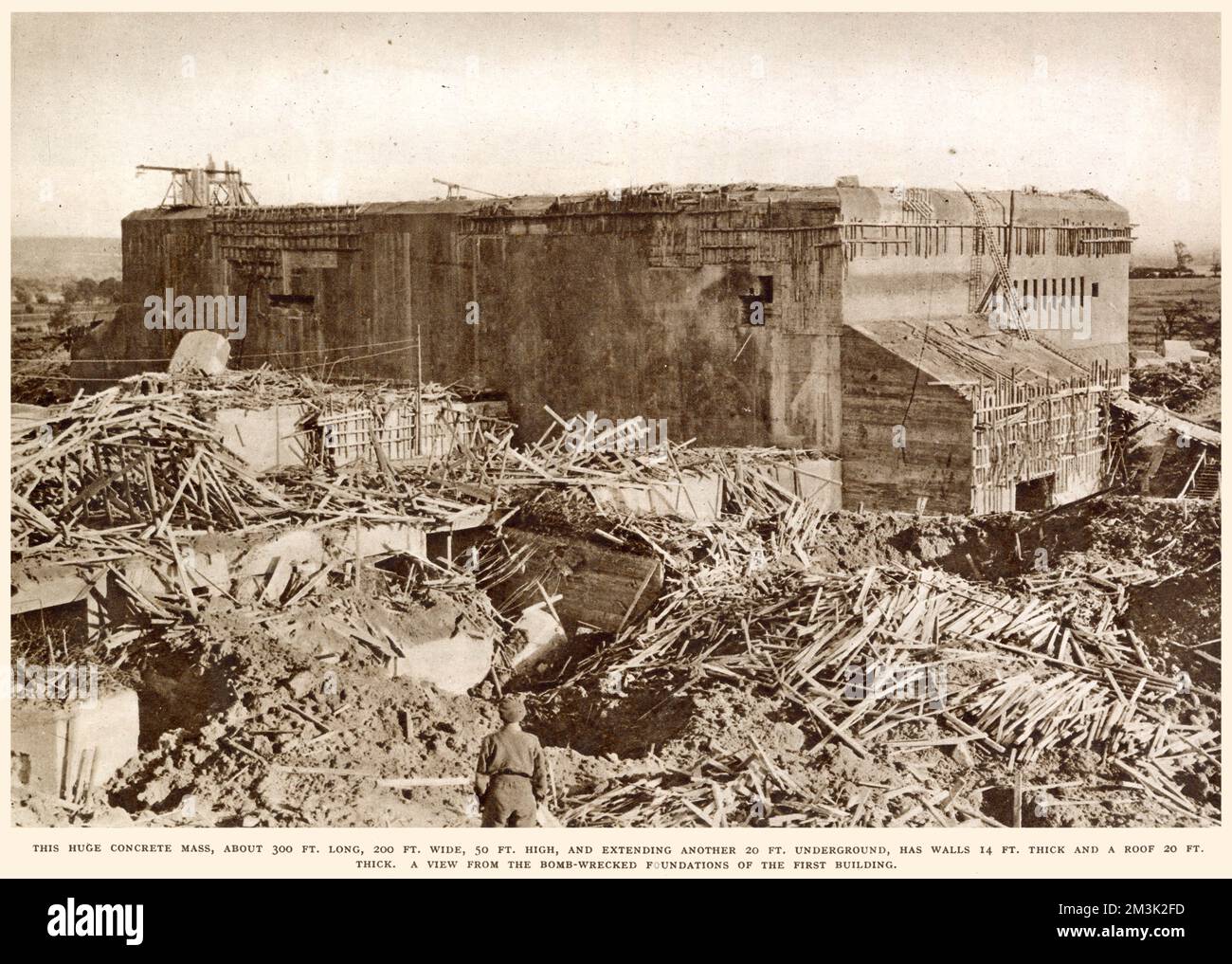 Der riesige Betonbunker der deutschen V-2-Basis in Watten, nahe St. Omer, Frankreich, 1944. Dieser Bunker war 300 Meter hoch. Lang, 200 m Breit und 50 Fuß Groß. Die Raketenabschussbasis Watten wurde im Sommer 1944 von der Royal Air Force massiv bombardiert, daher die großen Trümmerhaufen um den Bunker herum. Stockfoto