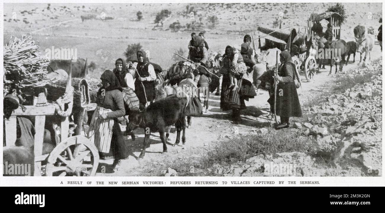 Serbische Flüchtlinge, die während des Ersten Weltkriegs 1916 auf dem Balkan unterwegs waren. Die ursprüngliche Bildunterschrift deutete darauf hin, dass diese Menschen in ihr Dorf zurückkehrten, nachdem die Kriegstruppen woanders hin gezogen waren. Stockfoto