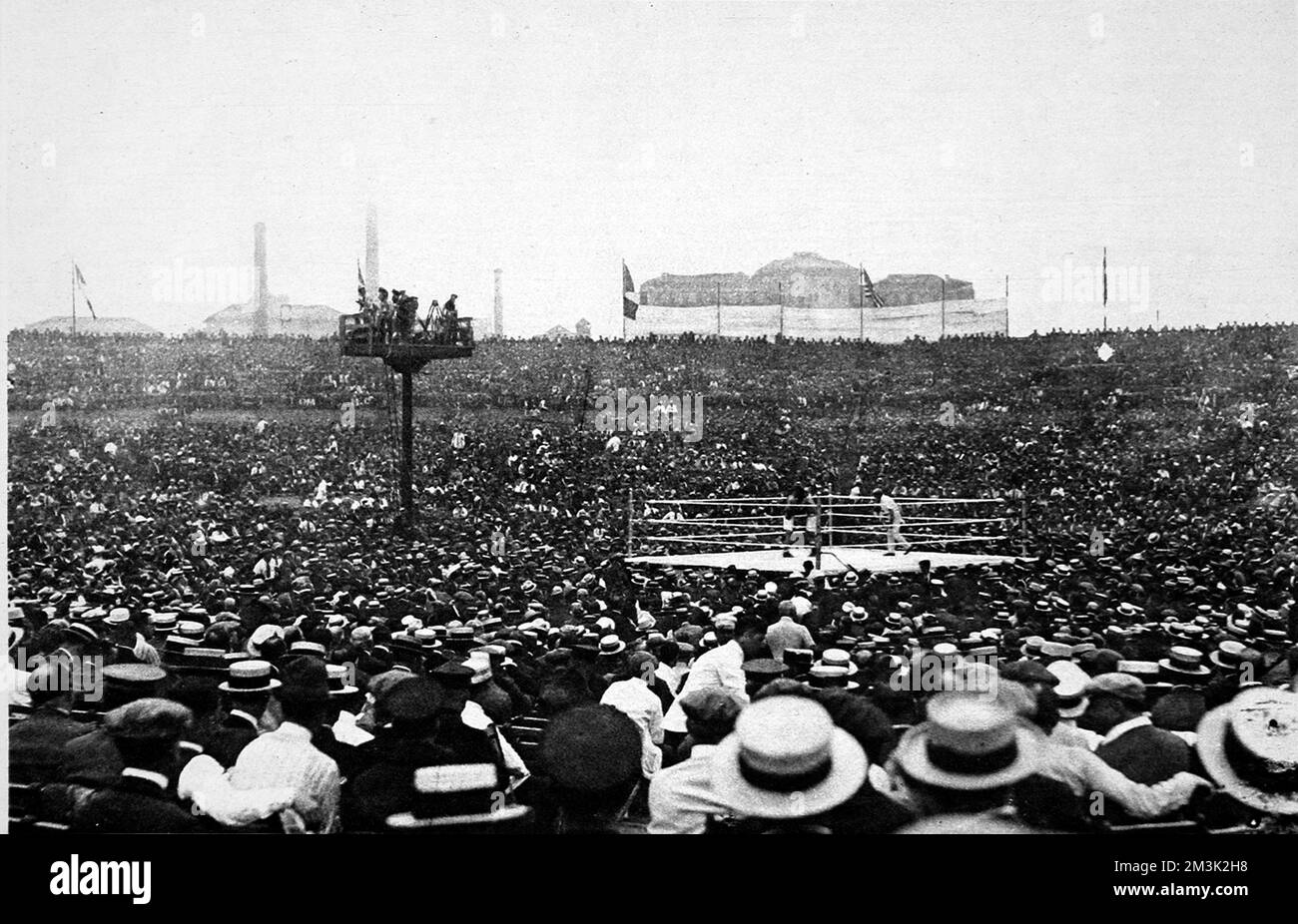100.000 große Zuschauer beim Kampf zwischen Georges Carpentier und Jack Dempsey um die Schwergewichtsmeisterschaft der Welt, die am 2.. Juli 1921 in Jersey City, USA, stattfindet. Stockfoto