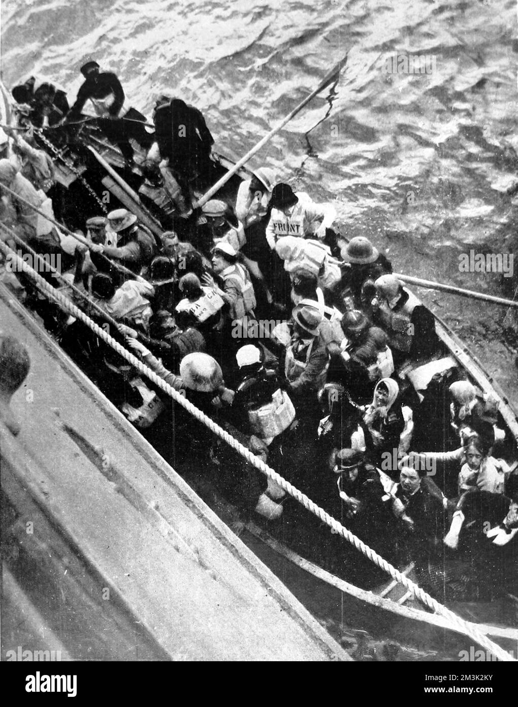 Fotografie, die auf ein Rettungsboot voller Überlebender des P&amp;O-Dampfschiffs „Arabia“ hinabblickt; Blick vom Deck der „Stadt Marseille“, 1916. Das "Arabien" wurde am 6.. November von einem deutschen U-Boot vor Kap Matapan versenkt. 1916 Stockfoto