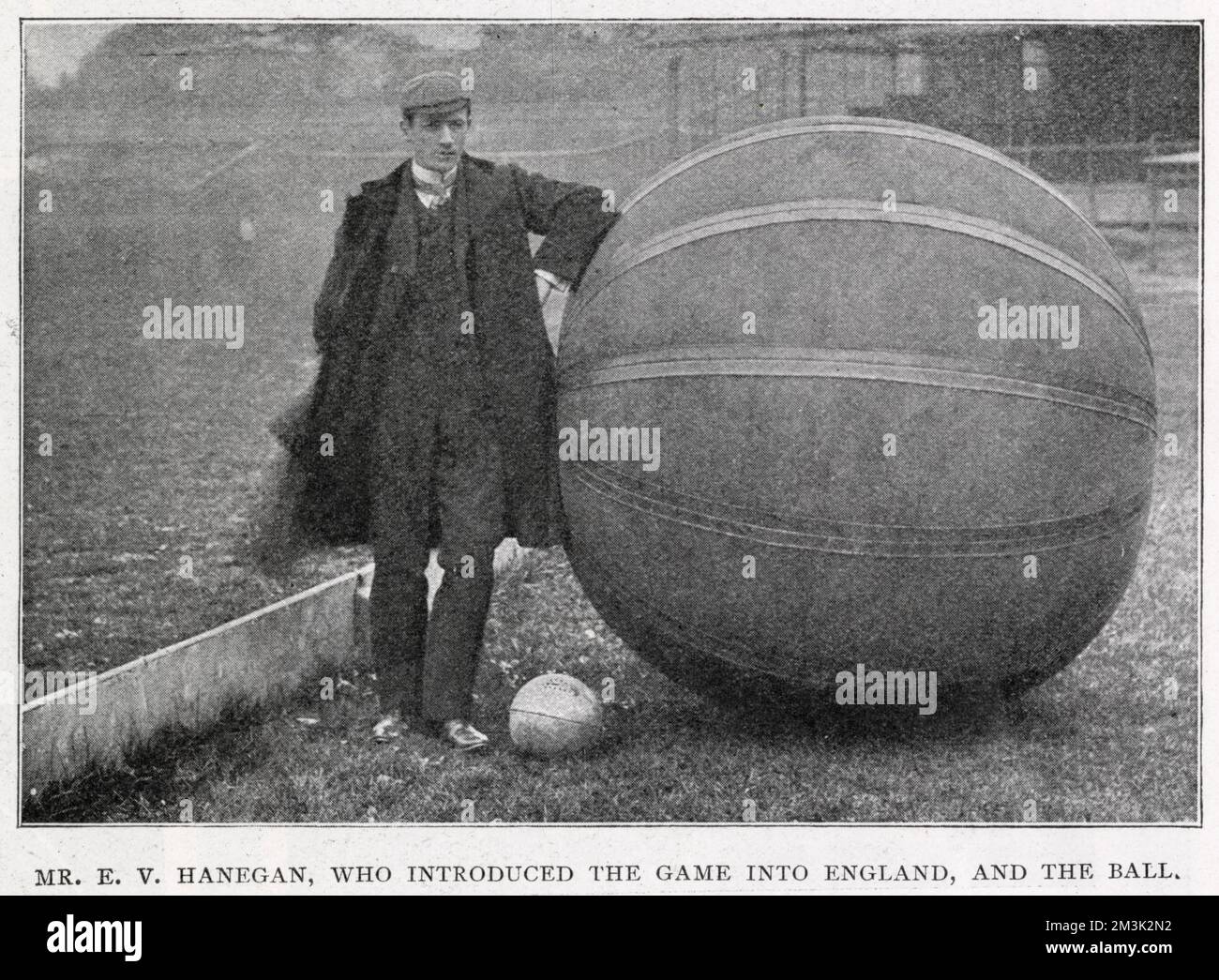 E.V. Hanegan, der England das Spiel „pushball“ vorstellte (der Sport wurde in den USA erfunden). Hanegan steht neben einem „pushball“, der 50lb kg wog, auf dem Crystal Palace Sportplatz am 1902. Oktober. Stockfoto