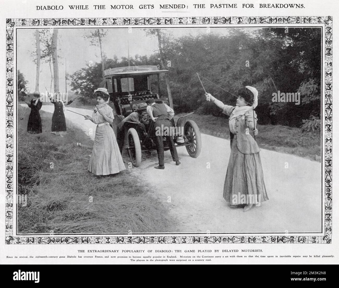 Vier Frauen, die am Straßenrand „Diabolo“ spielen, während sie darauf warten, dass ihre männlichen Begleiter ihr kaputtes Auto reparieren. Stockfoto