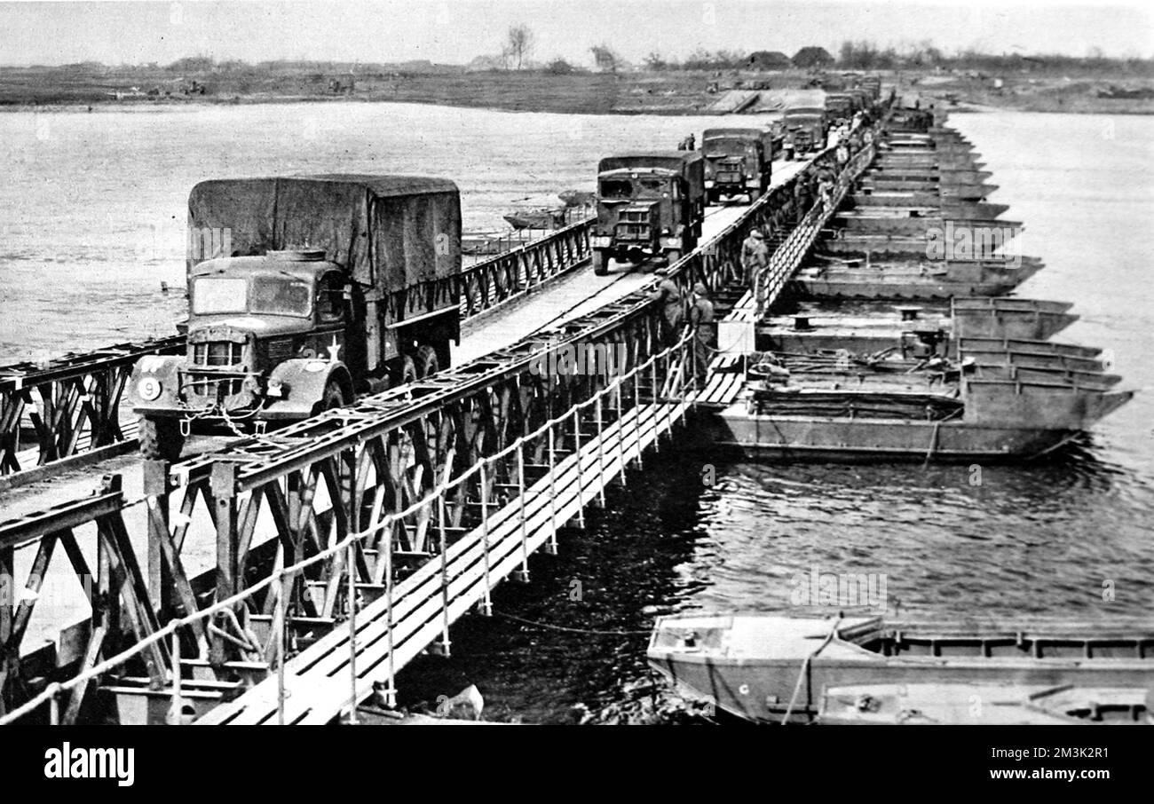 Amerikanische Trucks überqueren eine Bailey-Brücke, 2. Weltkrieg Stockfoto