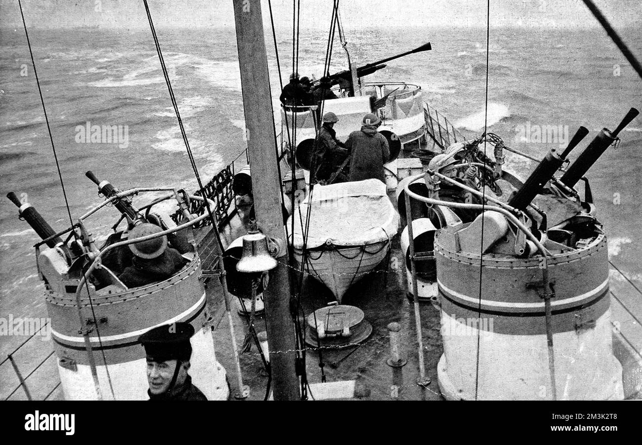 Deck eines Motorstarts der Royal Navy (M.L.) auf Patrouille in der Nordsee, 1942. Dieses Foto zeigt deutlich die drei Geschütztürme auf der Rückseite des Starts, mit vier Maschinengewehren und einem Oerlikon auf dem Heck. 1942 Stockfoto