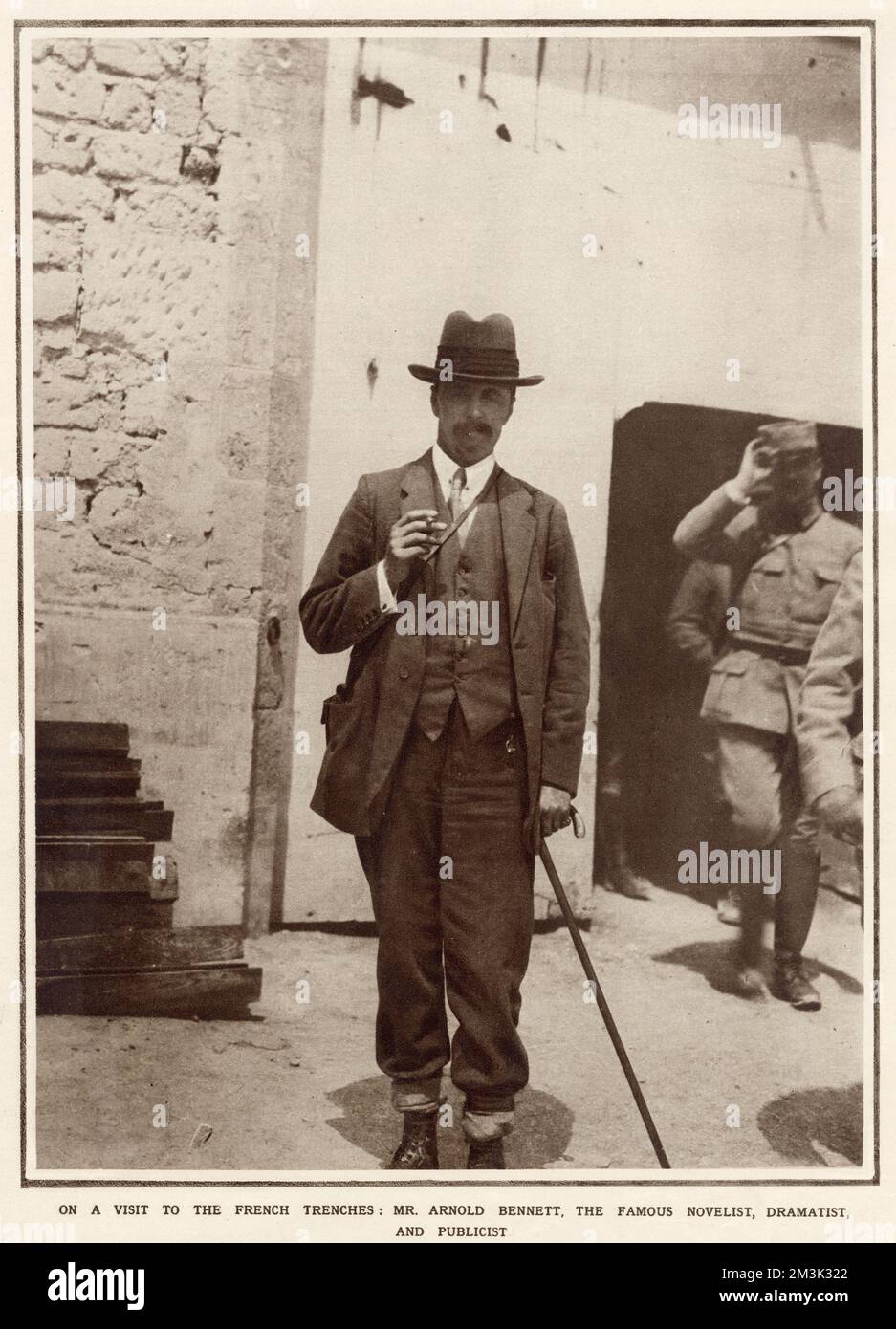 Arnold Bennett (1867 - 1931), englischer Schriftsteller, in der Nähe der „Front Line“ in Frankreich während des Ersten Weltkriegs 1915. Stockfoto