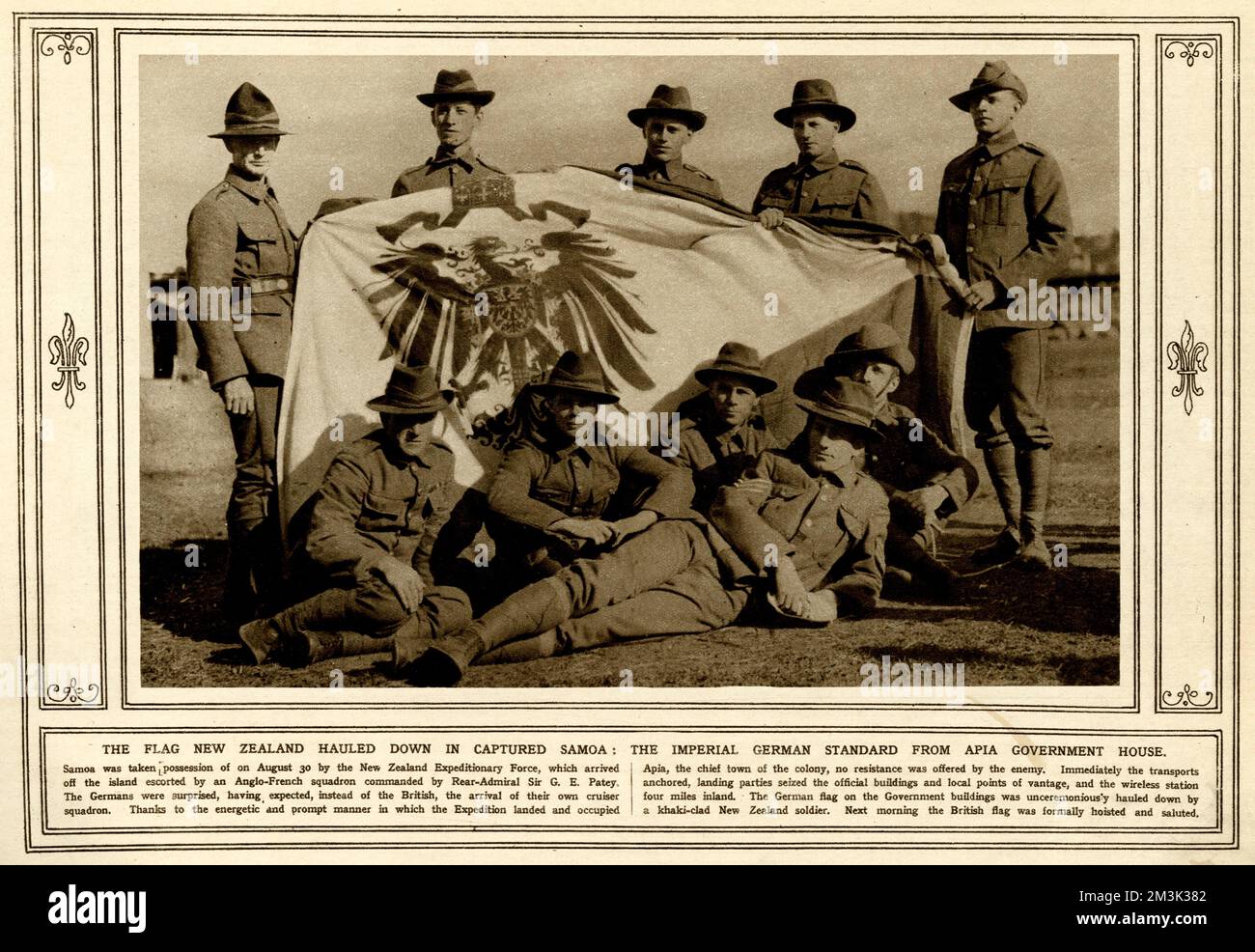 Soldaten der neuseeländischen Expeditionstruppe posierten mit dem gefangenen kaiserlichen deutschen Standard. Datum: 1914 Stockfoto