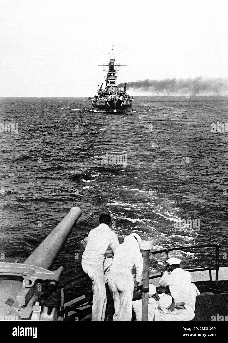 Das Foto zeigt das amerikanische Schlachtschiff und Flaggschiff der Atlantikflotte, USS „Pennsylvania“, das 1921 vom Heck der USS „Henderson“ aus gesehen wird. 1921 Stockfoto