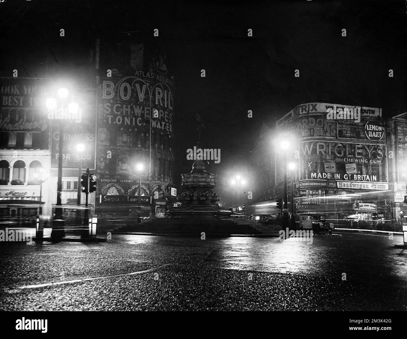 The „Dim Out“ von Piccadilly Circus, London, im Januar 1951. Diese "Dämmerung" der Werbelichter war auf eine nationale Kohlenkrise zurückzuführen und machte das Wahrzeichen fast so dunkel wie im Zweiten Weltkrieg. Stockfoto